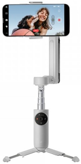 Osoba używająca telefonu na patyku do selfie, nagrywająca wideo.