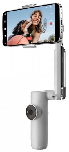 Telefon komórkowy na białym gimbalu, nagrywający osobę z psem.