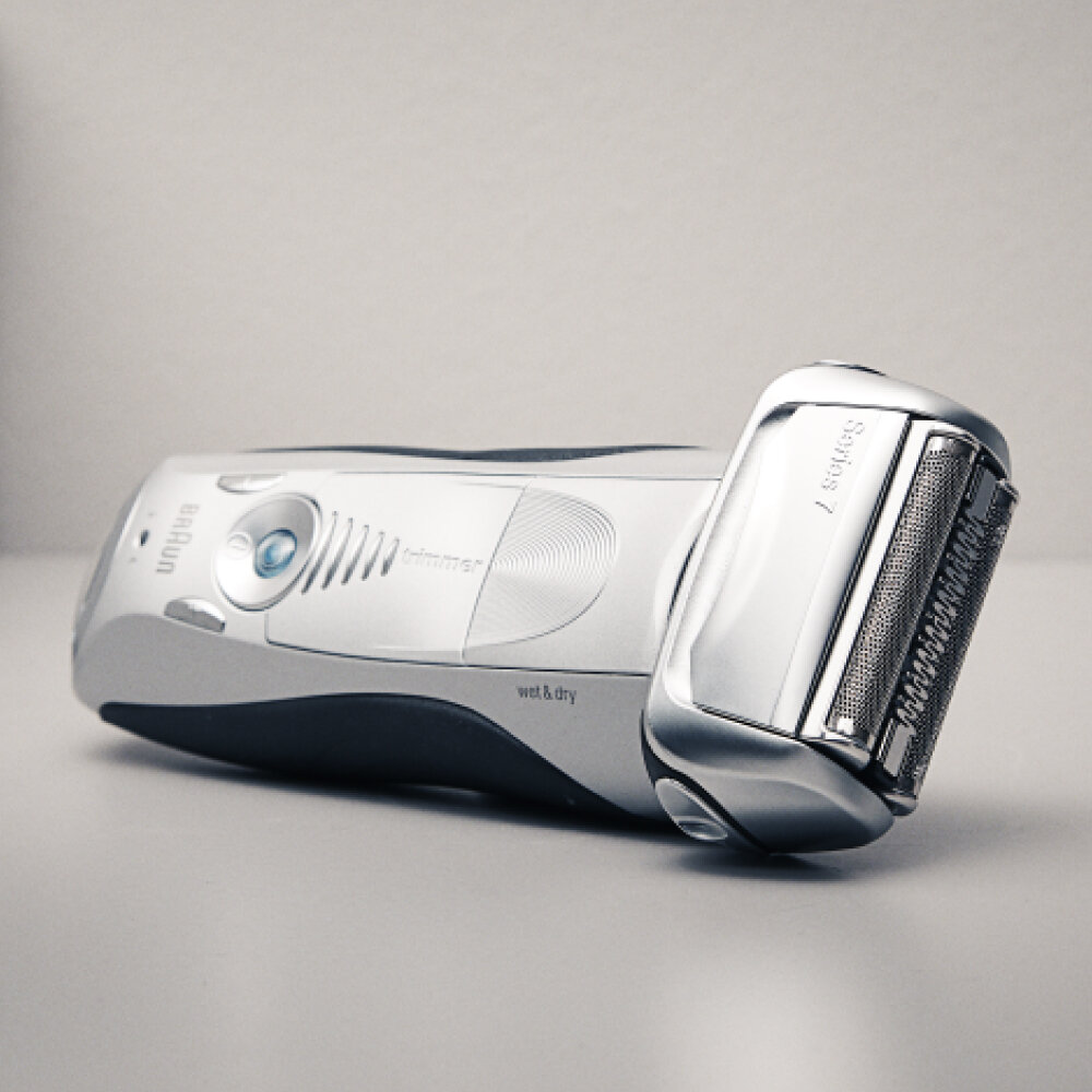 Zbliżenie srebrnej golarki elektrycznej Braun Series 7.