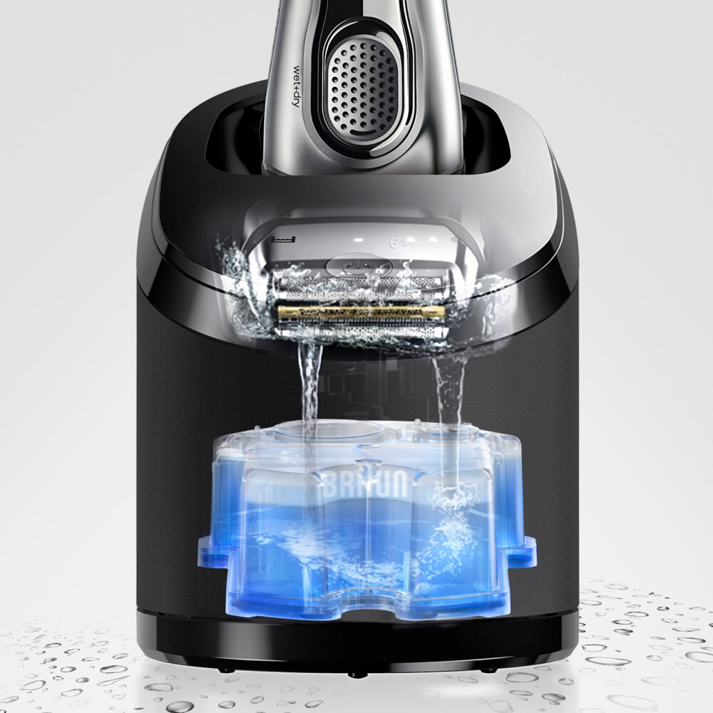 Stacja czyszcząca golarki Braun z wodą. Golarka częściowo zanurzona w wodzie.