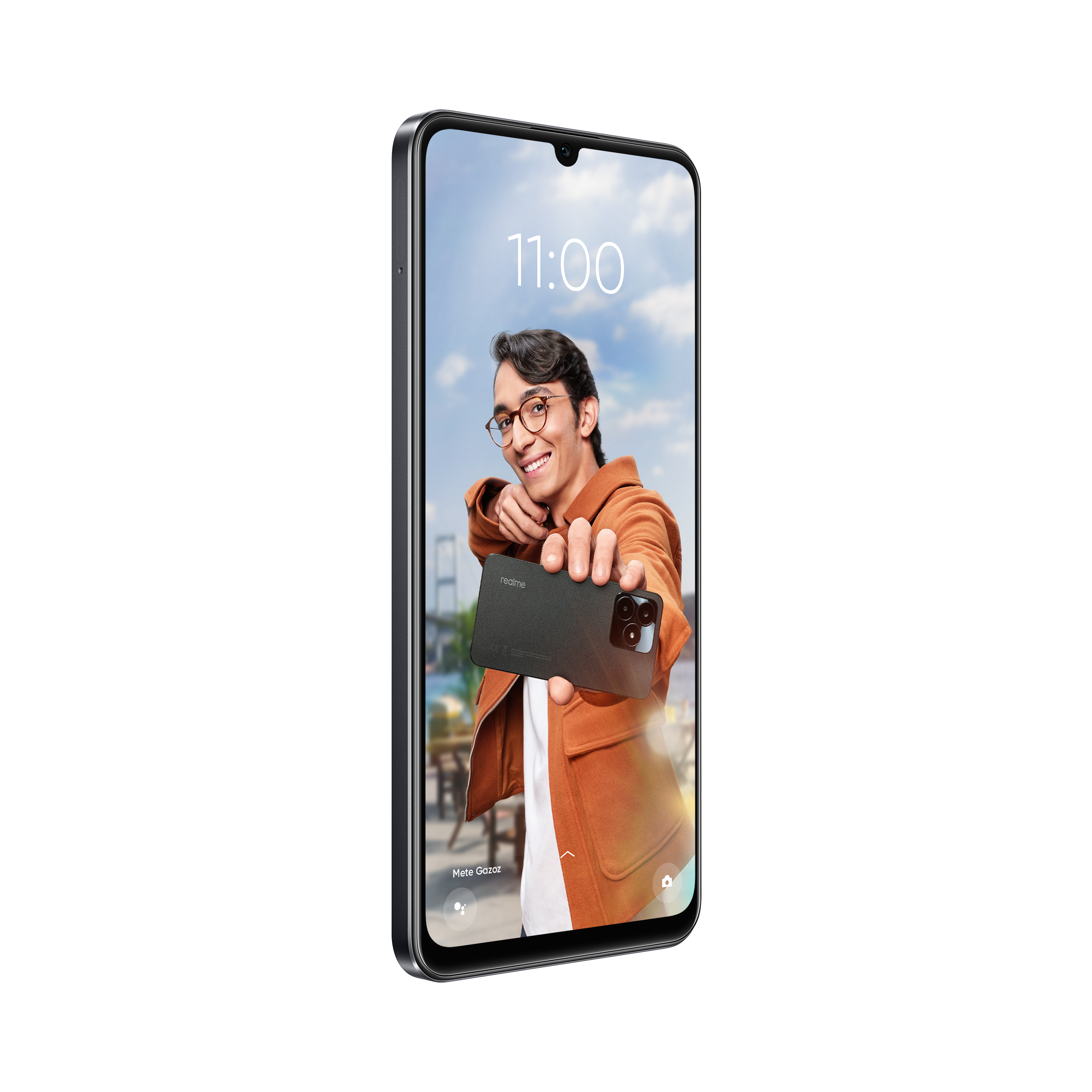 Akıllı telefon bir kişinin selfie'sini gösteriyor. Telefon tutuluyor, turuncu ceket, mavi gökyüzü.