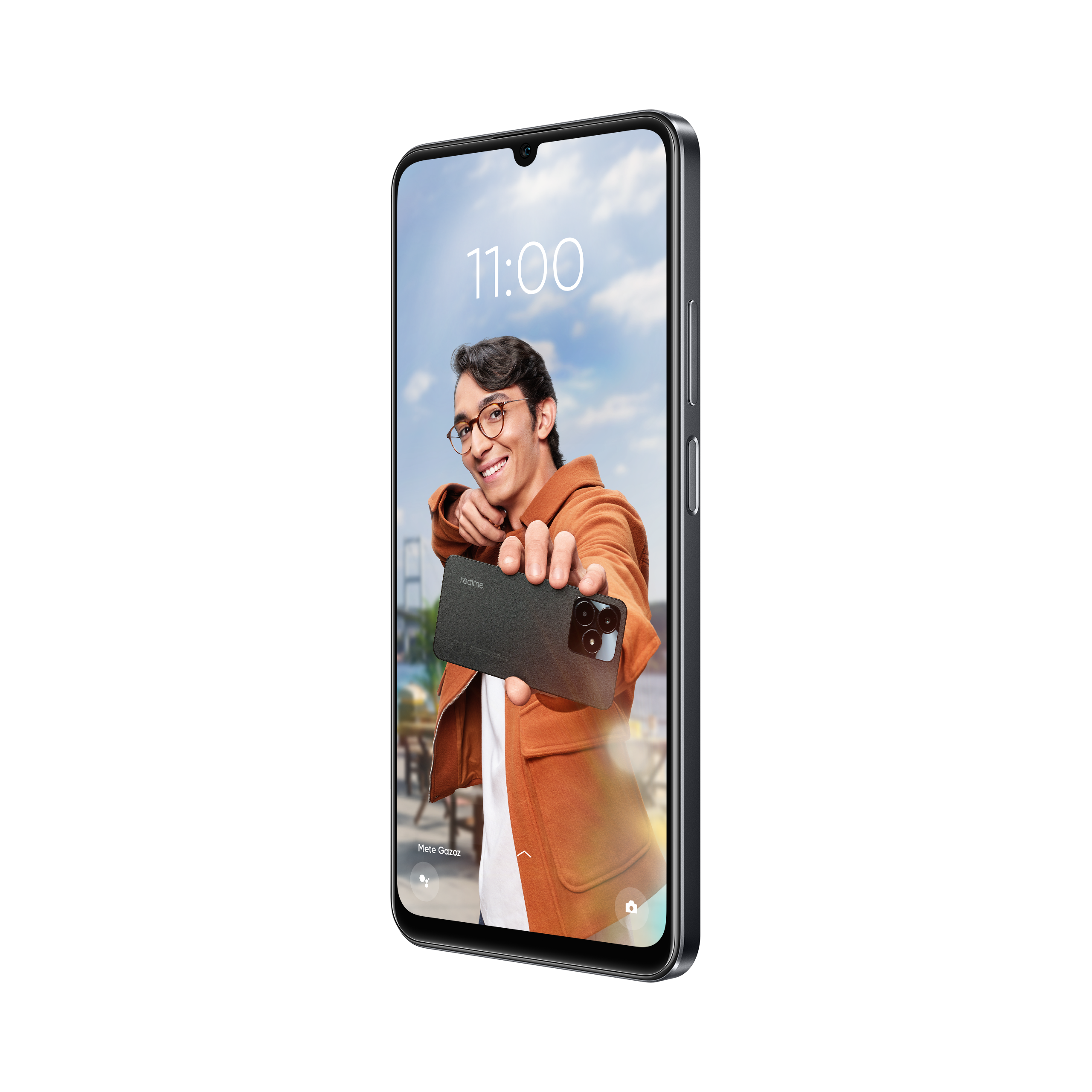 Elde telefon, selfie çeken bir adamı gösteriyor. Arka plan bir sokak sahnesi.