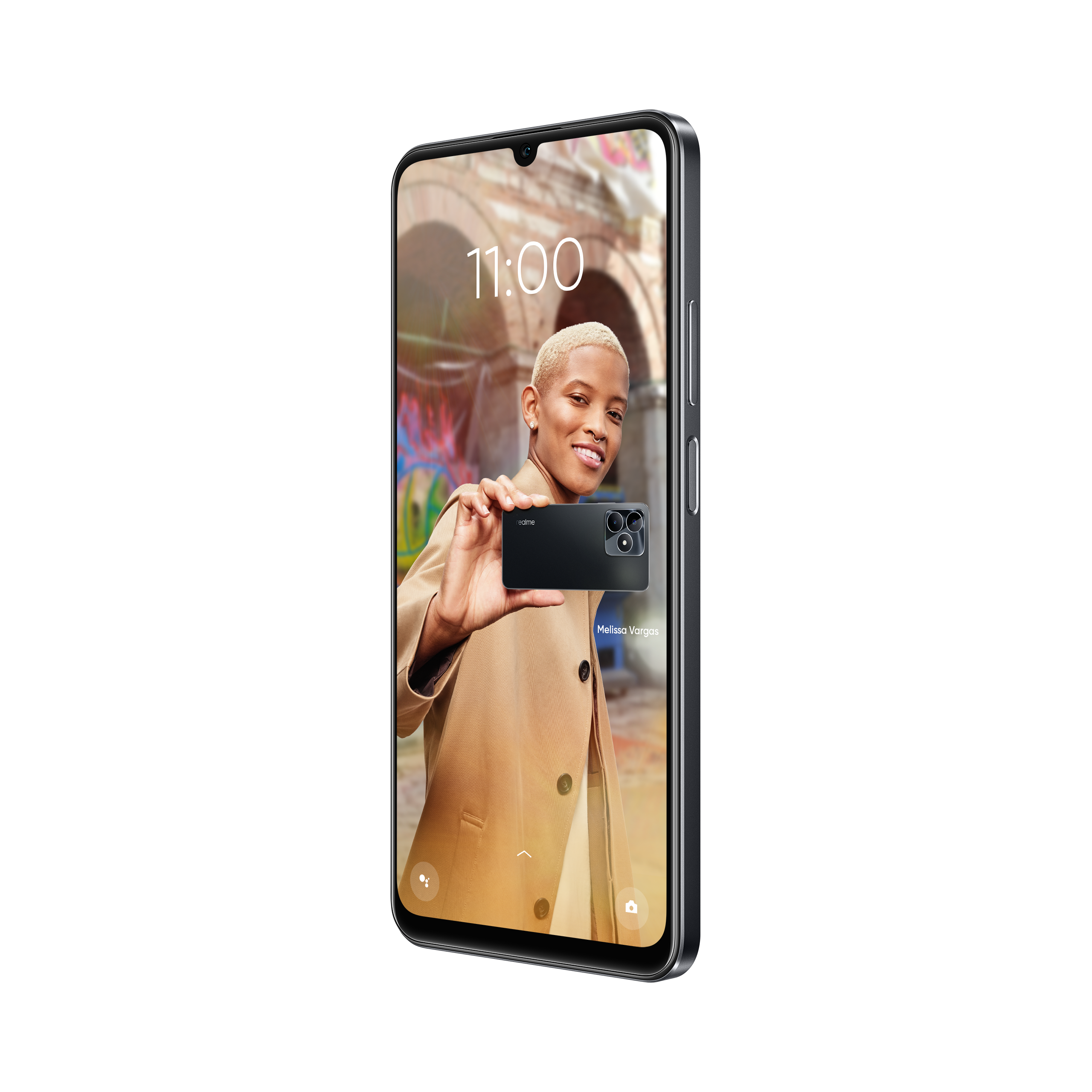 Siyah arka plan üzerinde bir selfie gösteren bir akıllı telefon tutan bir kadın.