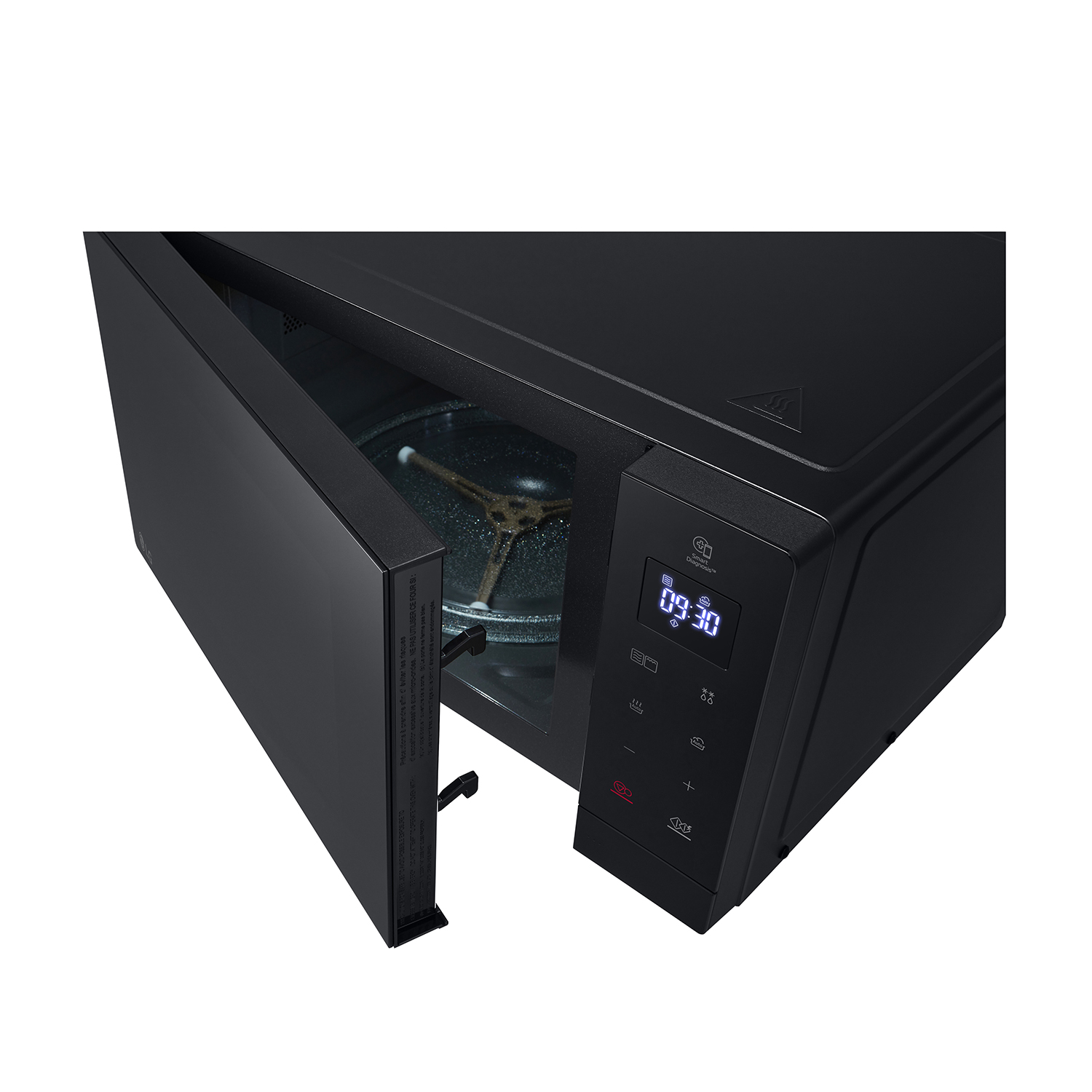 Un forno a microonde nero con la porta aperta, che mostra l'interno con un piatto di vetro.