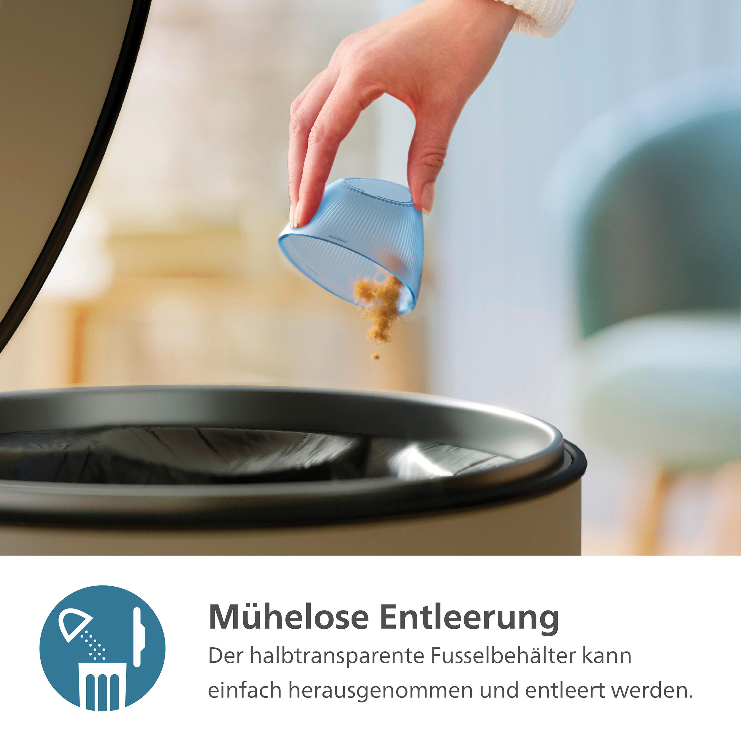 Eine Person entleert einen Staubbehälter aus einem Staubsauger.