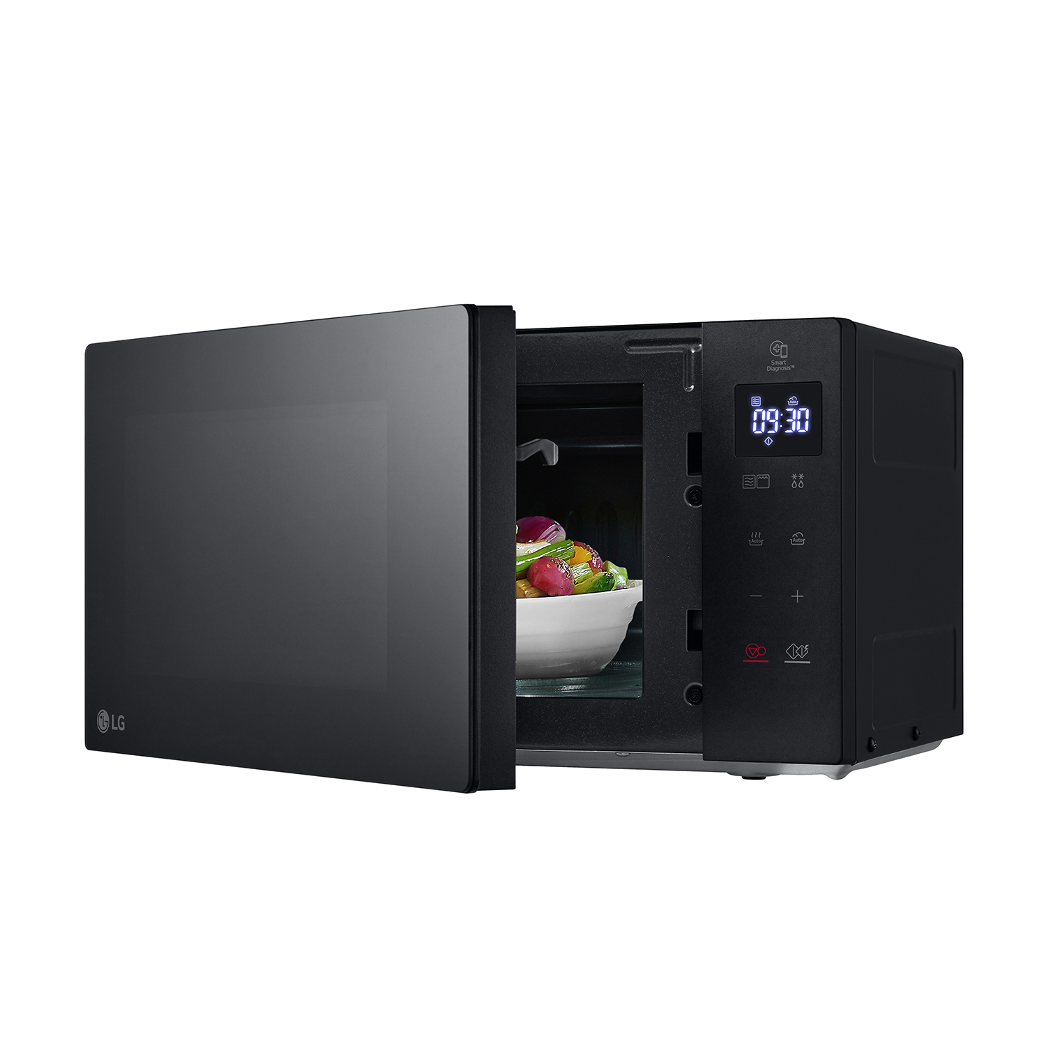 Forno a microonde nero con porta aperta, che mostra il cibo all'interno. Display digitale a destra.