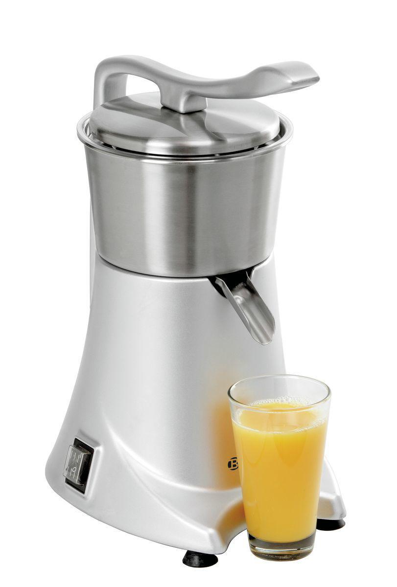 Ein silberner Entsafter mit einem Glas Orangensaft. Der Entsafter befindet sich auf weißem Hintergrund.