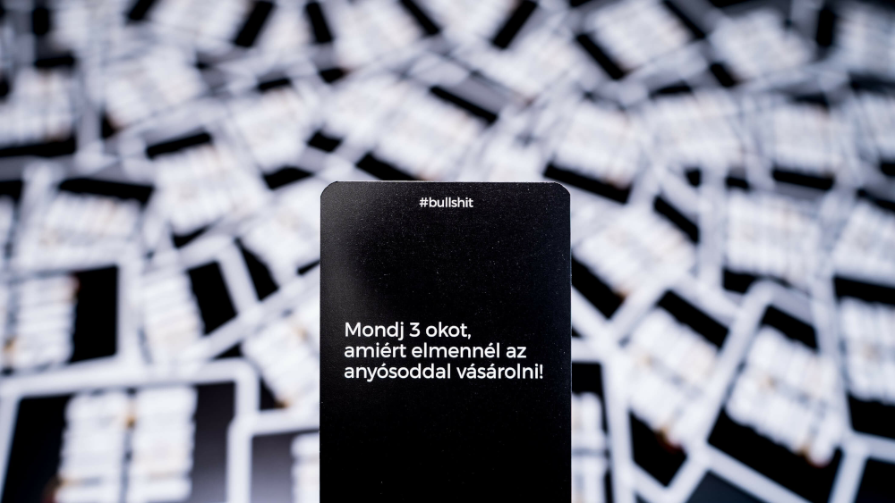Egy fekete kártya a 'bullshit' szóval és egy magyar szöveggel.