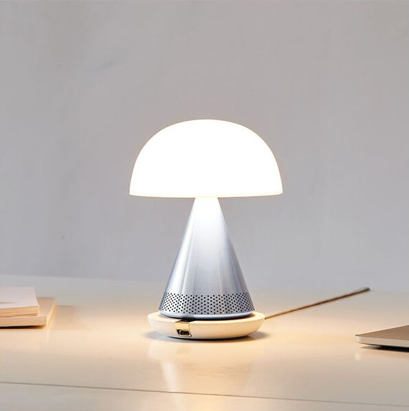 Lampa w kształcie grzyba z jasnym światłem na białym biurku.