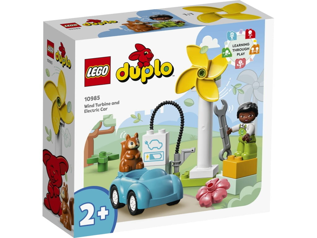 Zestaw LEGO Duplo: niebieski samochód, wiewiórka, turbina wiatrowa i minifigurka przy niej pracująca.