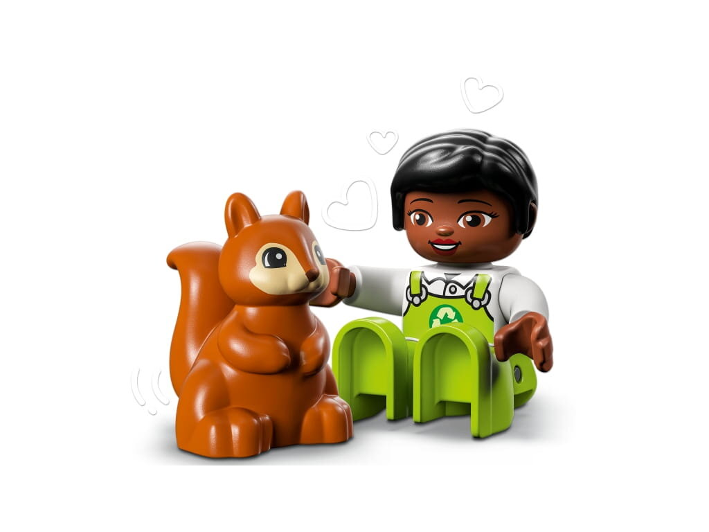 Figurka Lego z wiewiórką. Figurka to kobieta.