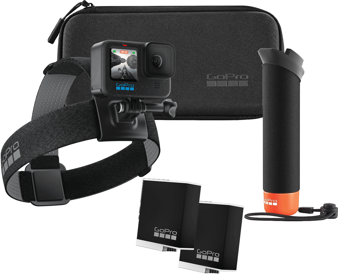 GoPro-Kamera, Kopfband, zwei Akkus und ein Griff. Alles ist schwarz und orange. Schwarze Tasche im Hintergrund.