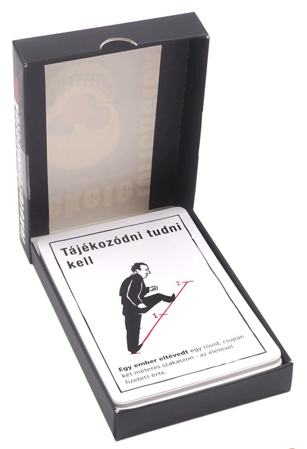 Egy kártyajáték doboz kártyákkal, melyek illusztrációkat és magyar szöveget mutatnak.