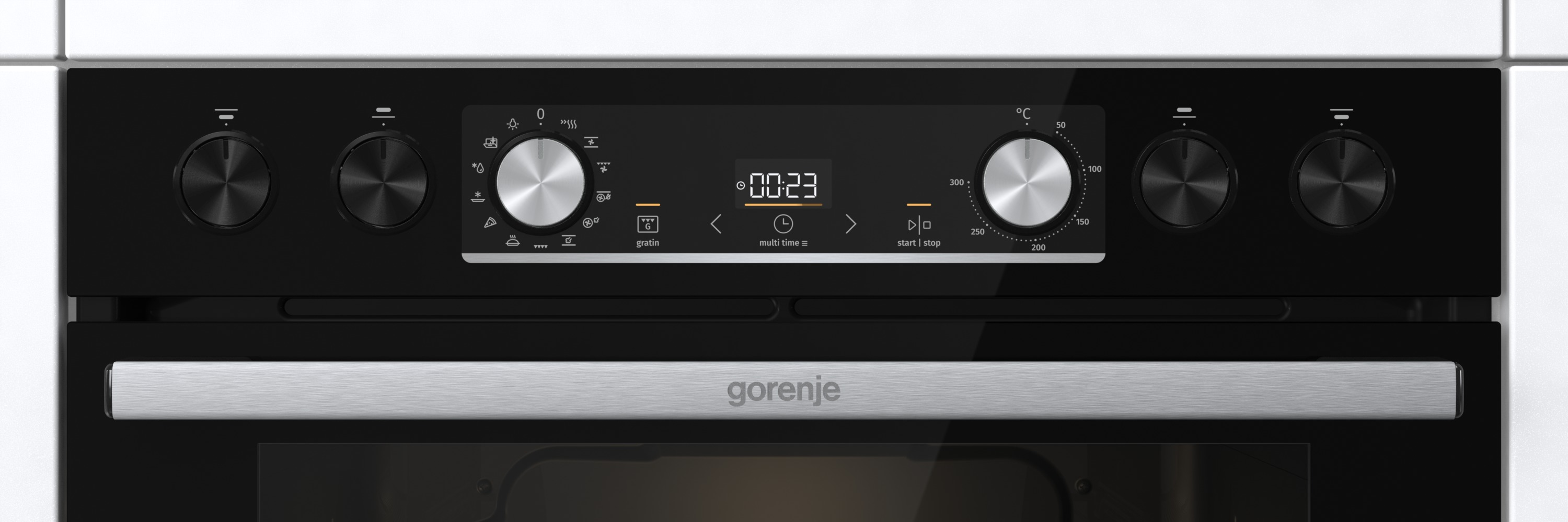 Backofen-Bedienfeld: schwarz mit Knöpfen, Digitalanzeige und silbernem Gorenje-Logo.