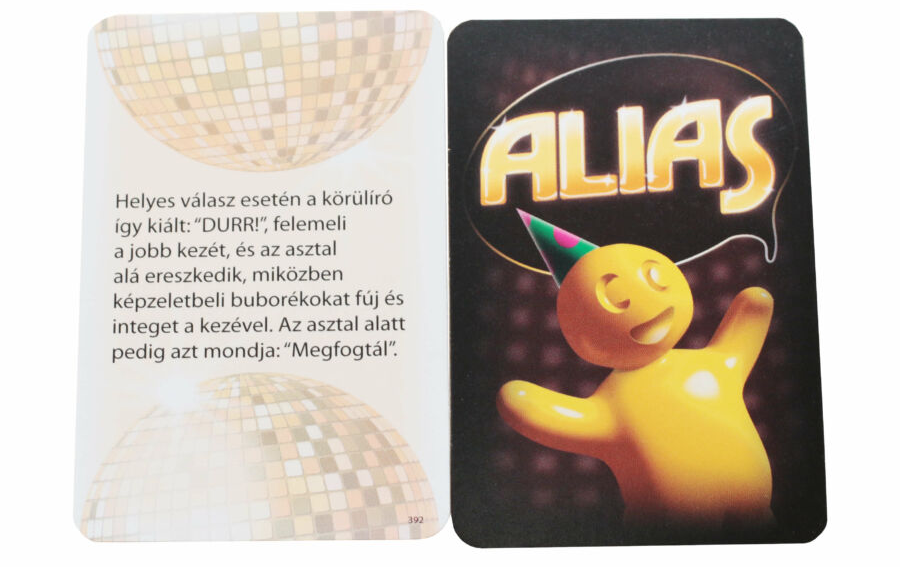 Alias kártyajáték. Az egyik oldal a szabályokat magyarázza. A másik oldalon egy karakter látható.