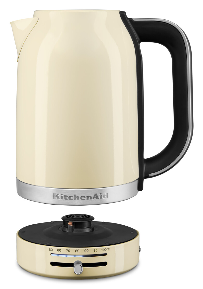 Ein cremefarbener KitchenAid-Wasserkocher mit schwarzem Sockel und Griff sowie einem Temperaturregler.