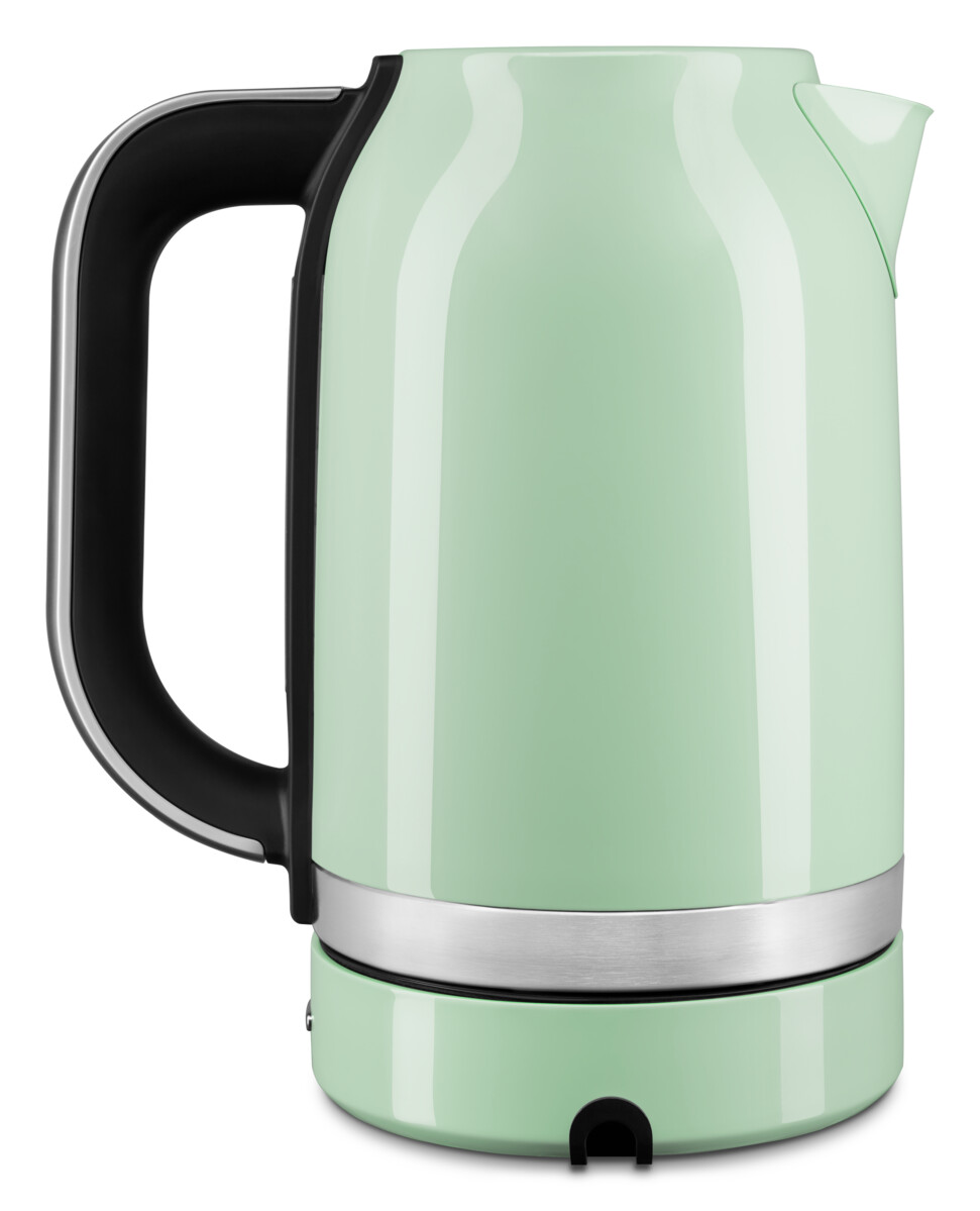 Ein grüner Wasserkocher mit schwarzem Griff und silbernem Sockel, freigestellt.