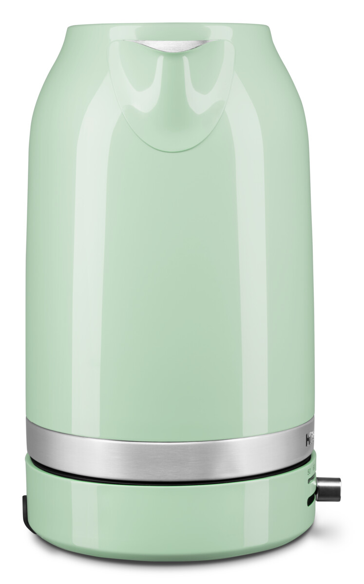 Ein mintgrüner Wasserkocher mit Silberband. Der Wasserkocher hat einen Ausguss und steht auf weißem Hintergrund.