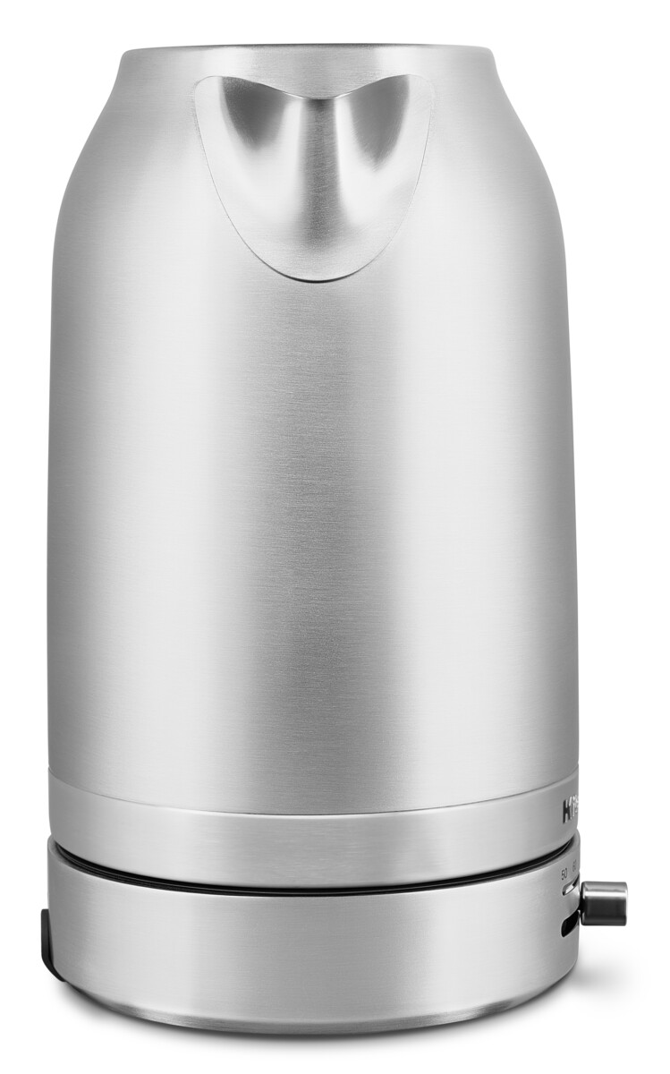 Ein silberner Wasserkocher auf weißem Hintergrund. Er hat ein gebürstetes Metall-Finish und einen schwarzen Sockel mit Schalter.