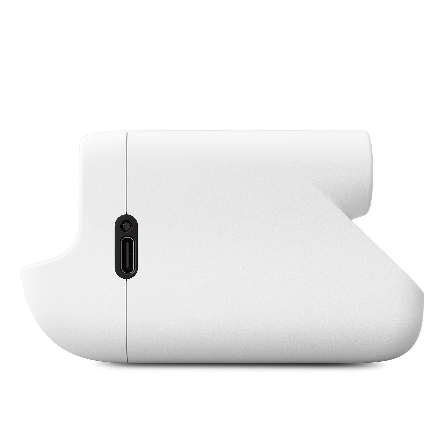 Un appareil blanc, peut-être un lecteur de carte, avec un port de charge. Il est sur un fond blanc.