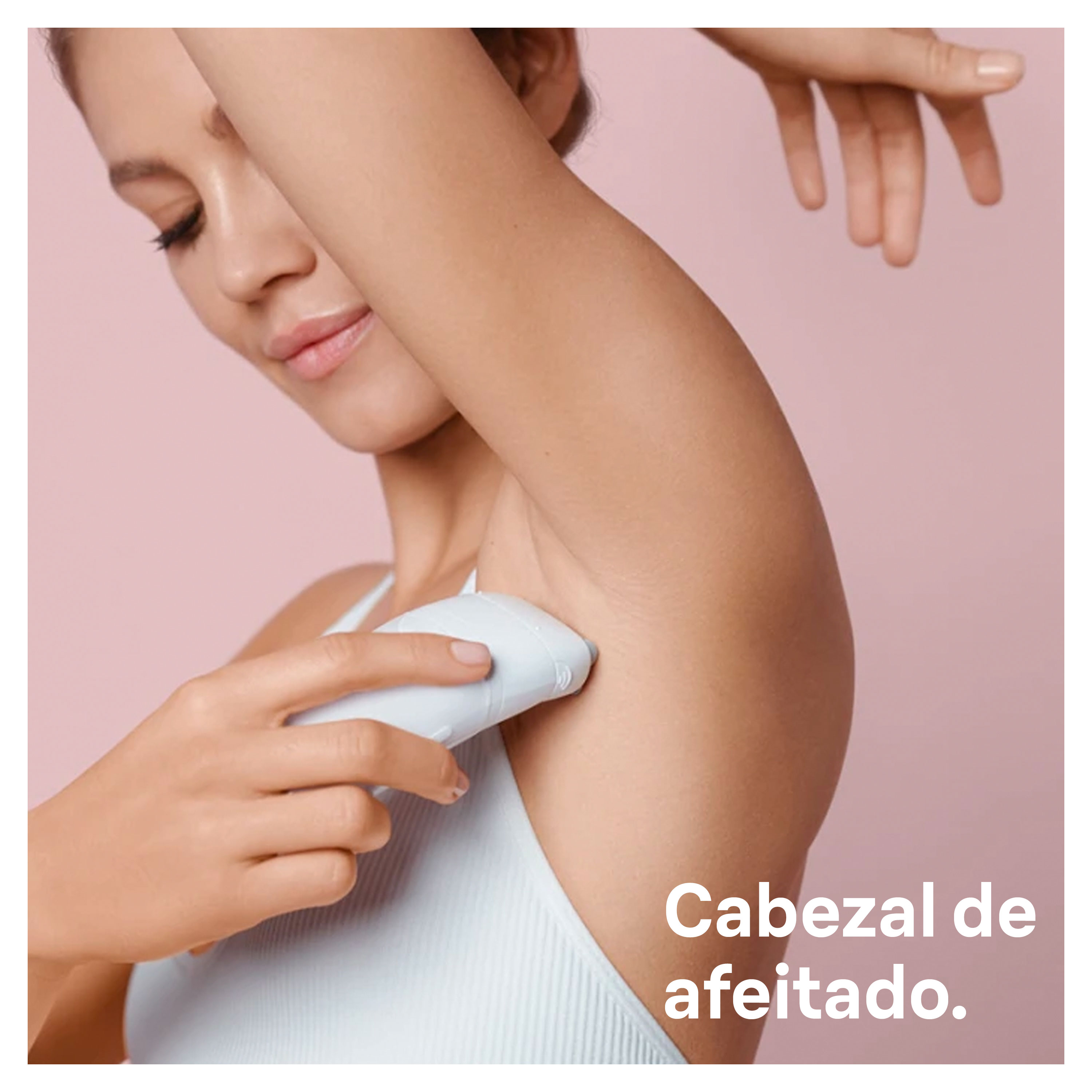 Mujer afeitándose la axila con una afeitadora eléctrica. Fondo rosa, texto en español.