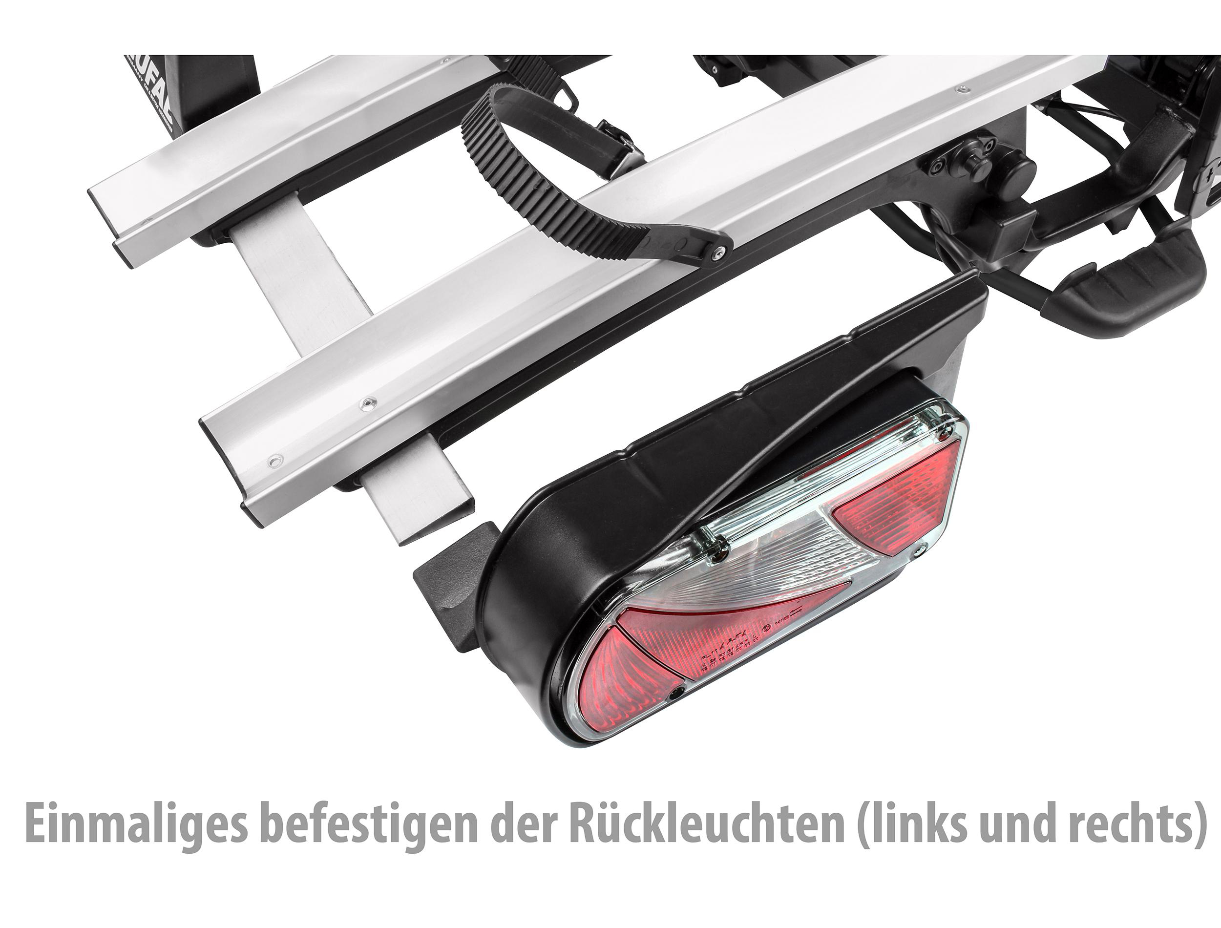 Nahaufnahme eines Fahrradträgers mit einem Rücklicht.