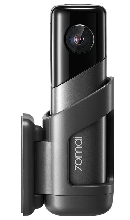 Czarna kamera samochodowa w szarym uchwycie. Posiada obiektyw i nazwę marki. Tło jest białe.