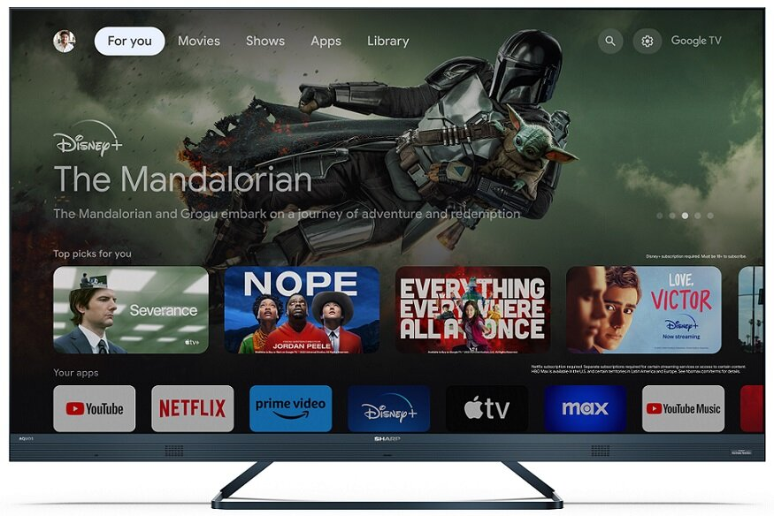 Telewizor Sharp z interfejsem Google TV. Pokazuje The Mandalorian i ikony aplikacji.