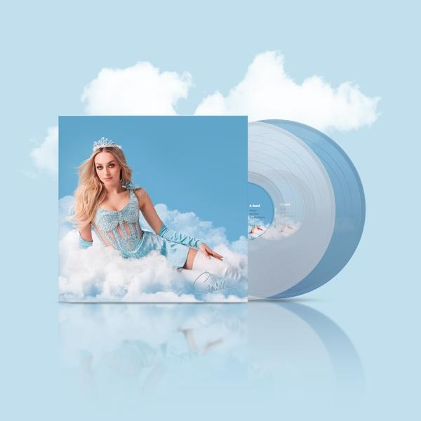 Albumhoes met vrouw in blauwe jurk, wolken en een vinylplaat. Lichtblauwe achtergrond.