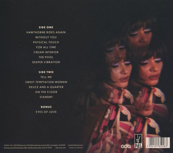 Albumcover mit mehreren Bildern einer Frau. Der Hintergrund ist dunkel mit Text.