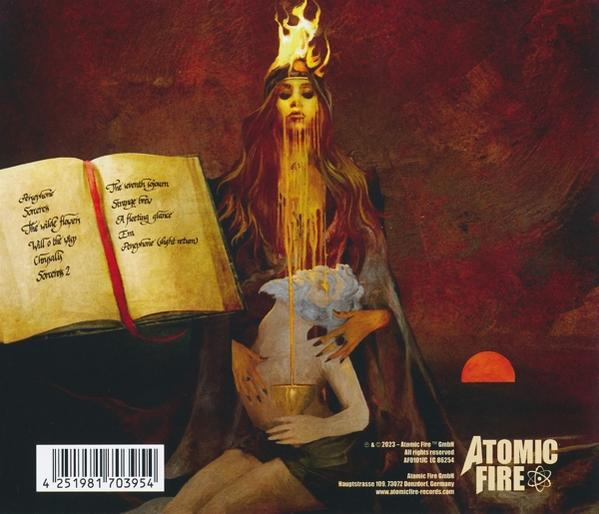 Albumcover mit einer Frau mit Flammen, Text und rotem Sonnenuntergang.