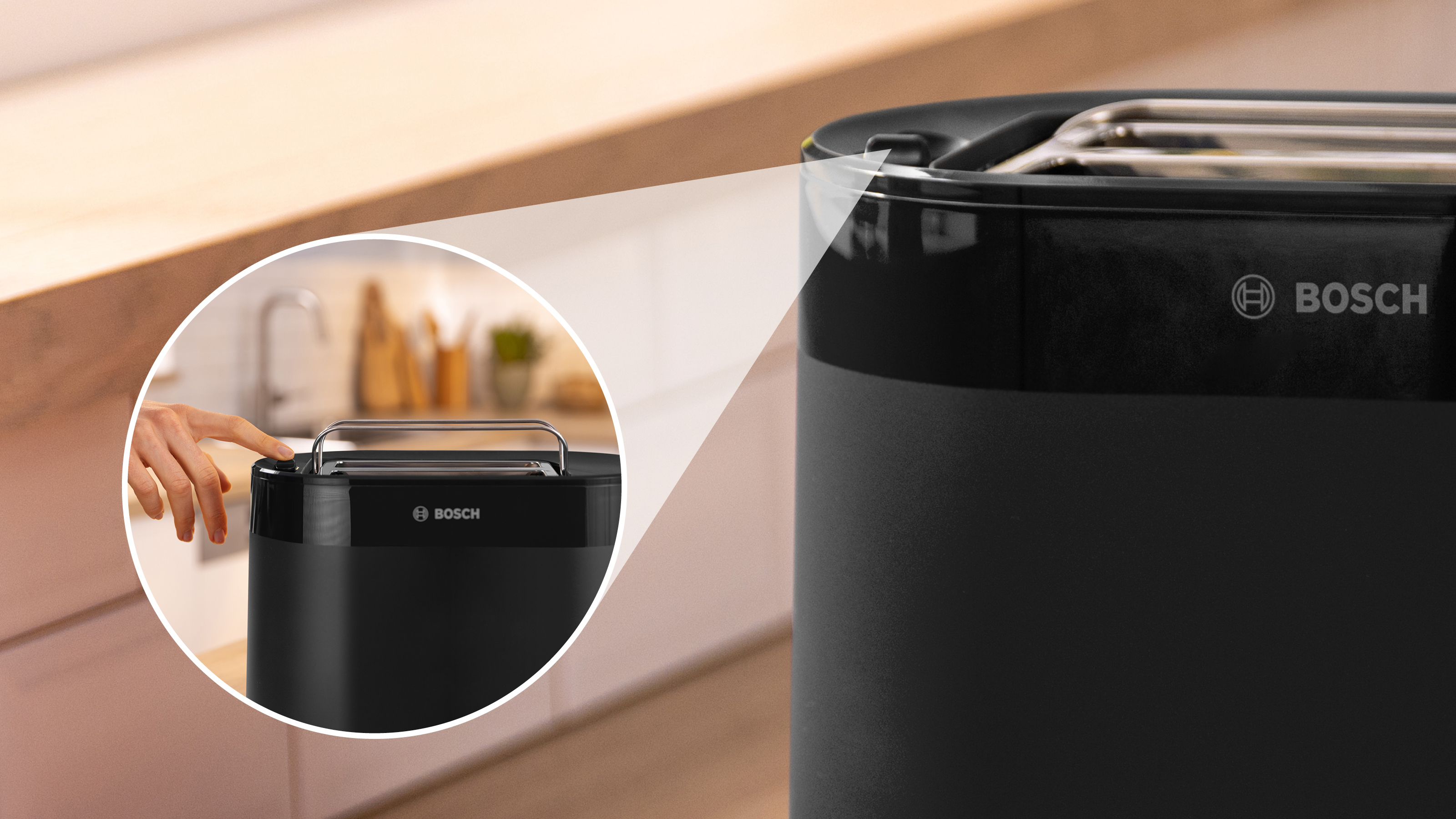 Nahaufnahme eines schwarzen Bosch Toasters, mit einem Finger, der den Hebel drückt. Im Hintergrund eine Holz-Arbeitsplatte.