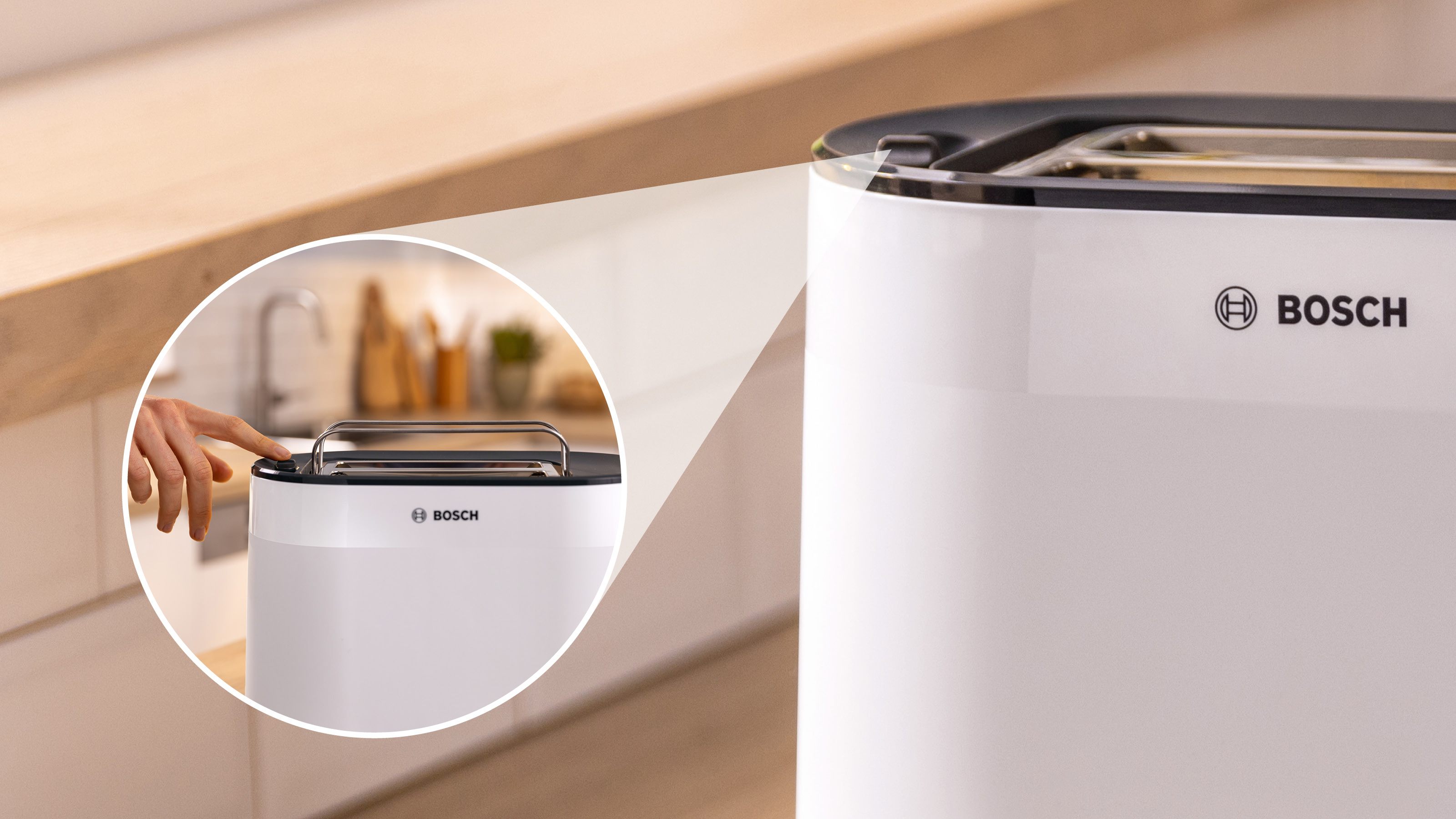 Nahaufnahme eines weißen Bosch Toasters. Eine Hand drückt einen Knopf oben.