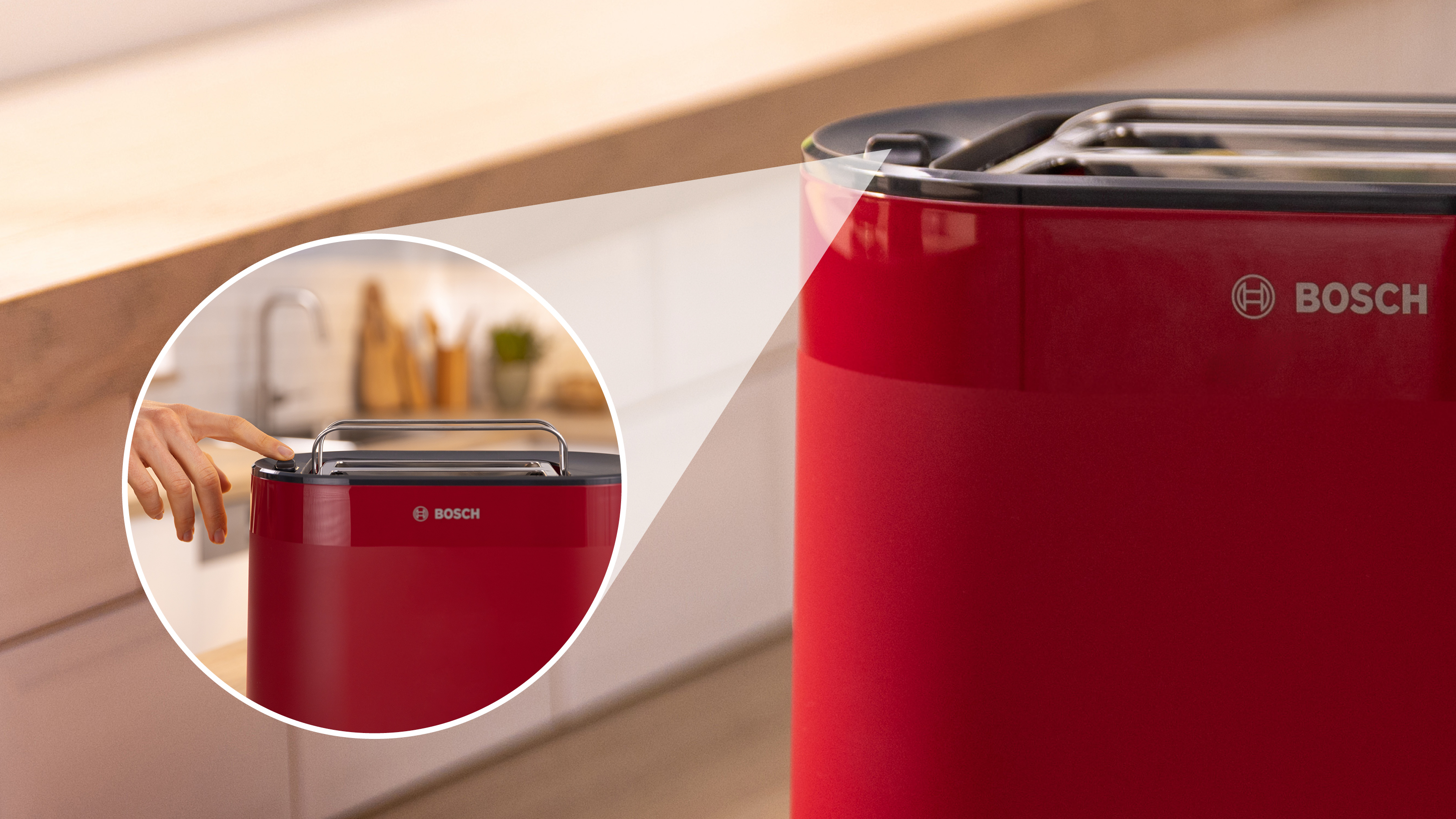 Roter Toaster mit Hand, die den Hebel drückt; Bosch-Logo ist sichtbar.