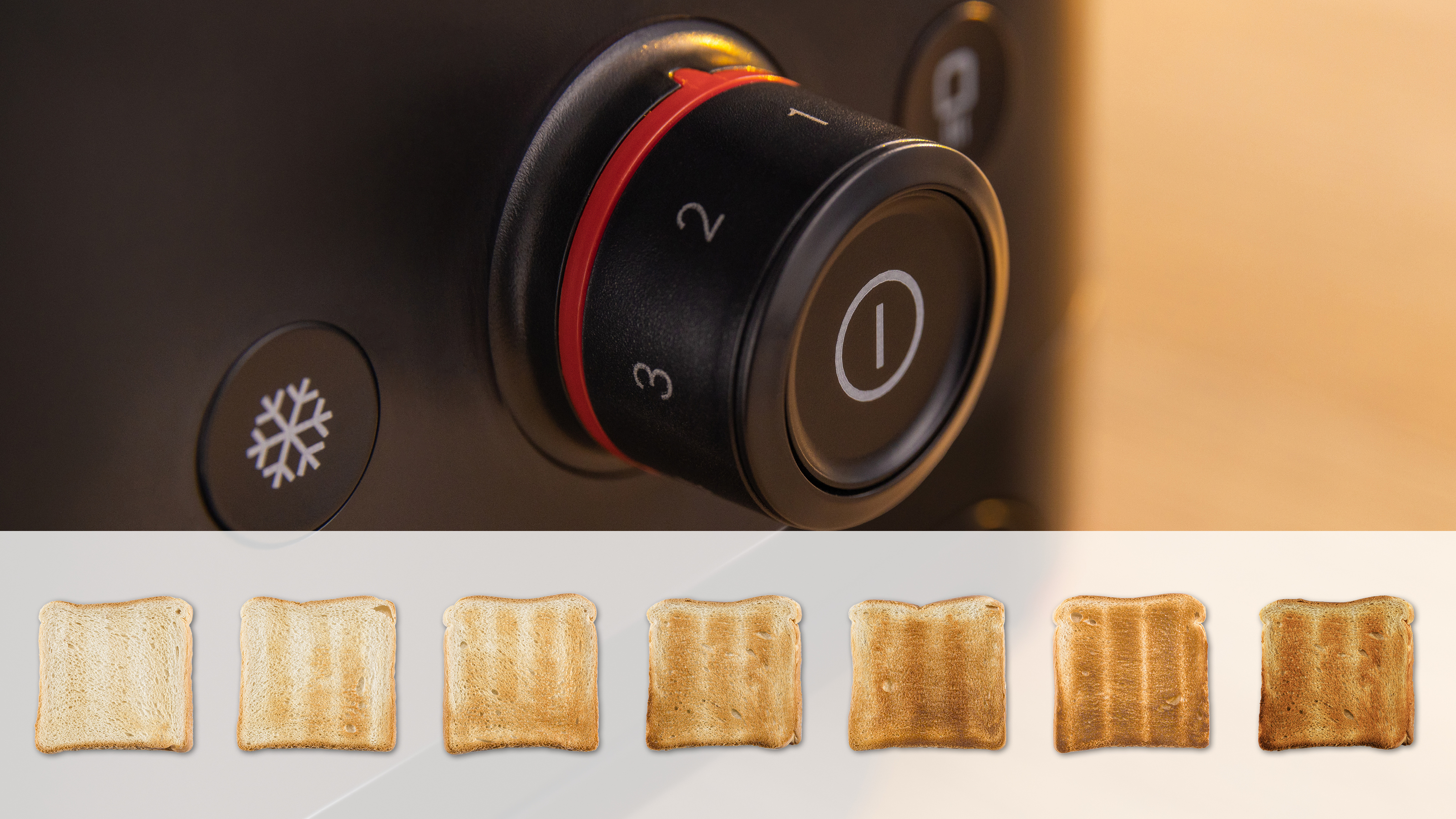 Toaster mit Drehregler und Toastproben. Der Regler zeigt die Bräunungsstufen. Toasts variieren.