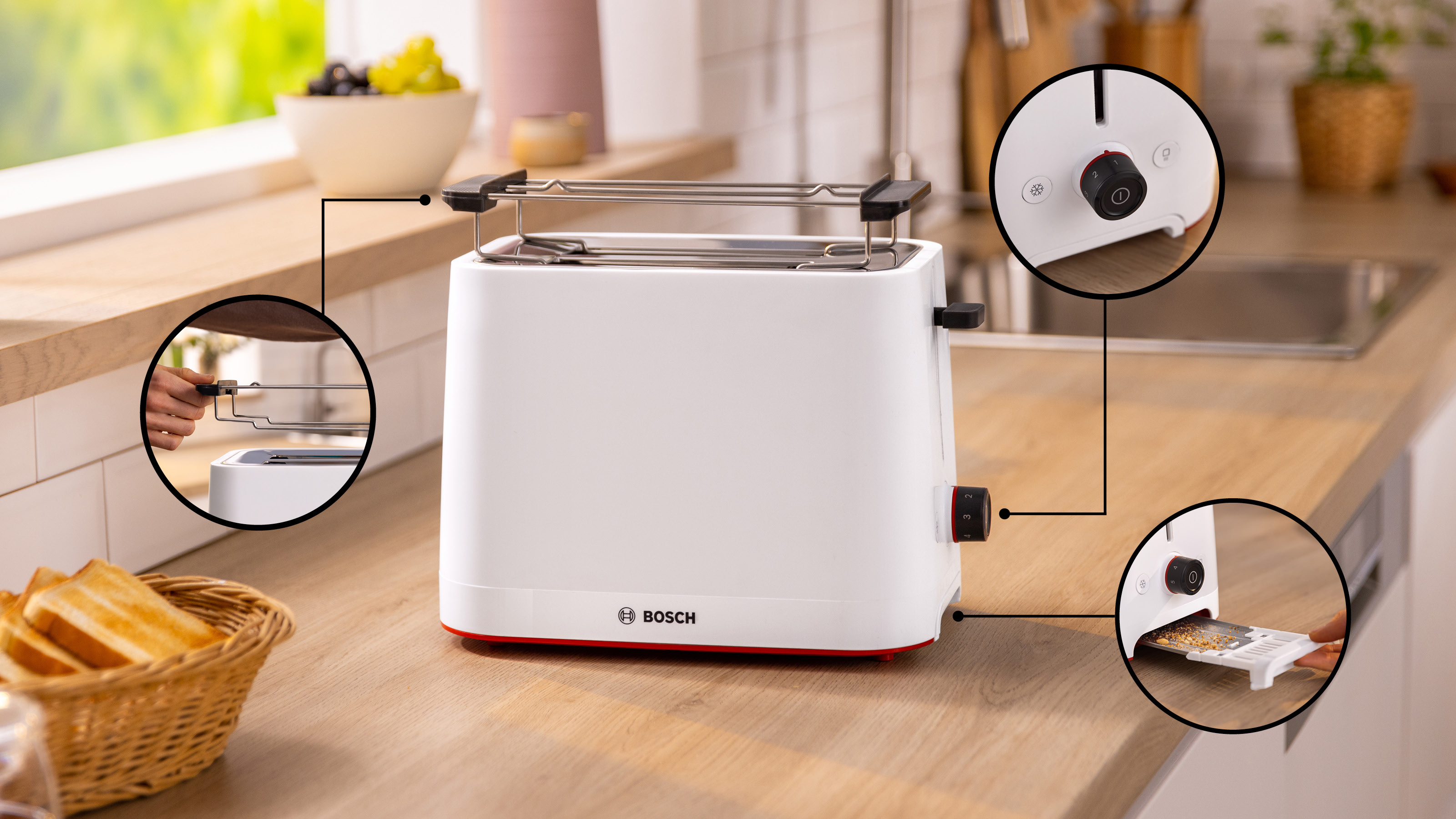 Weißer Toaster auf einer Holz-Arbeitsplatte mit Brot und kreisförmigen Details.
