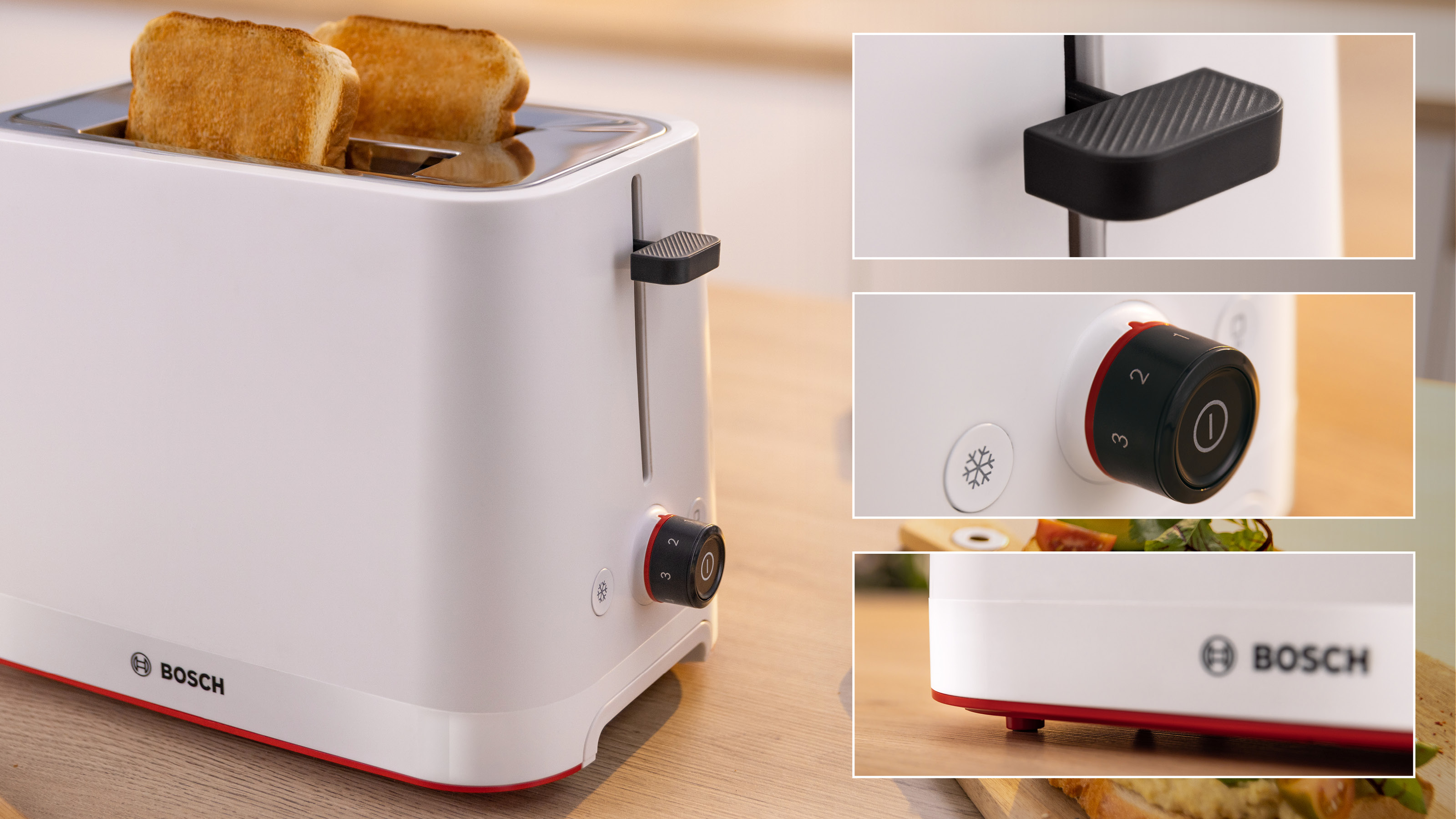 Weißer Toaster mit zwei Toastscheiben. Gezeigt wird ein weißer Toaster mit roten Akzenten.