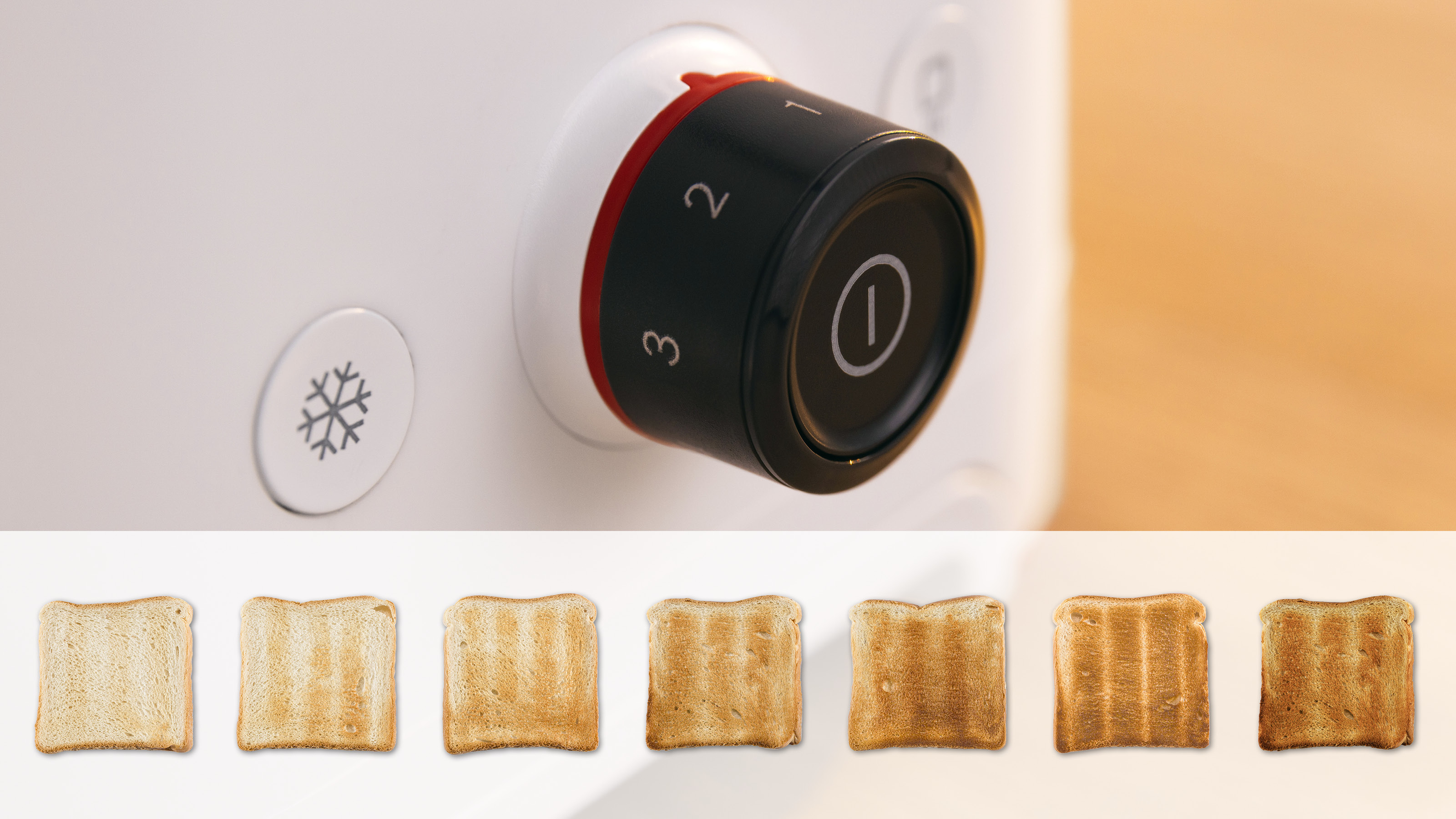 Nahaufnahme eines weißen Toasters mit schwarzem Drehregler und sieben Toastscheiben, die Bräunungsgrade zeigen.
