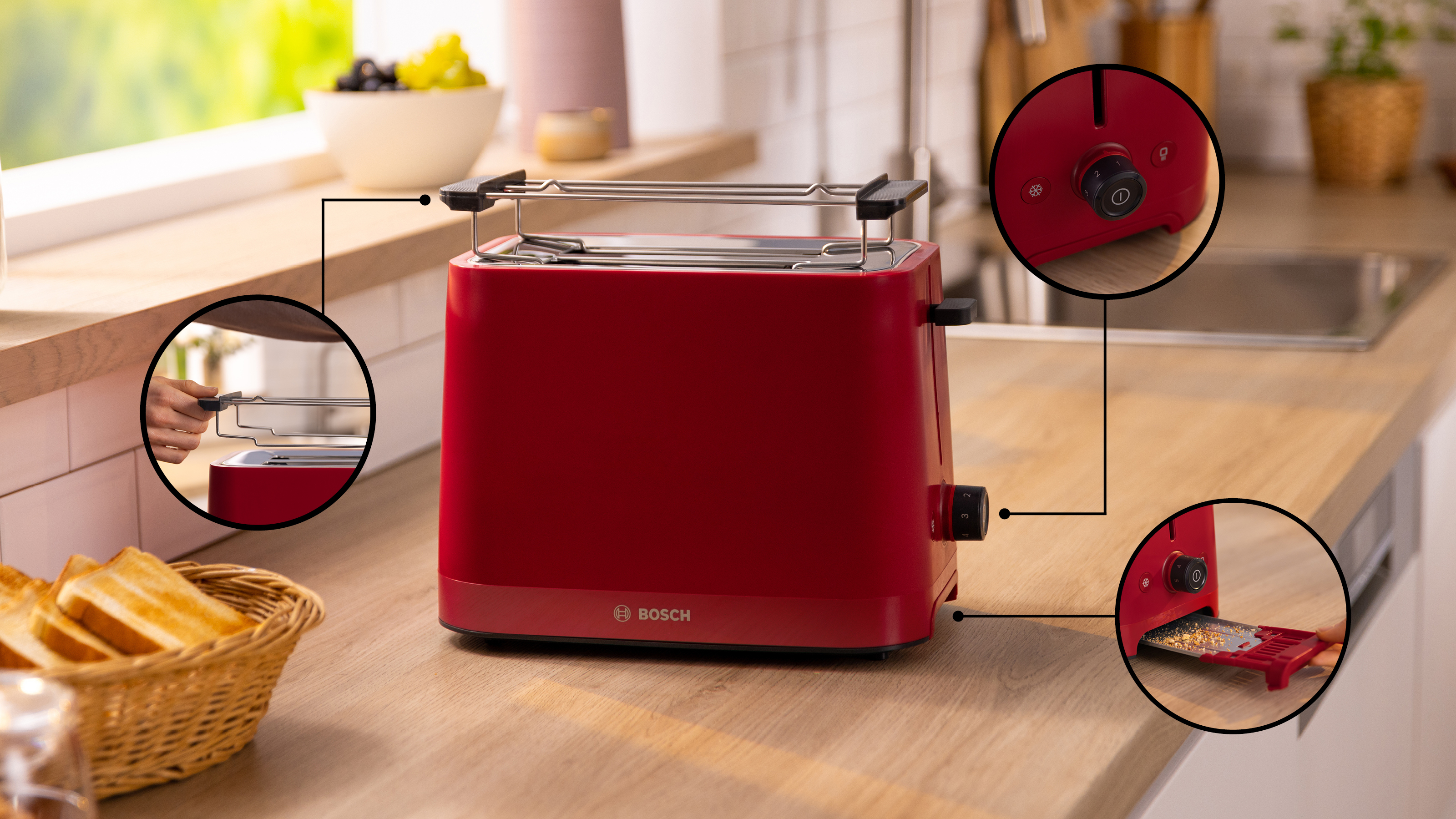 Roter Toaster mit Brot und Details der Bedienelemente auf Holzoberfläche.