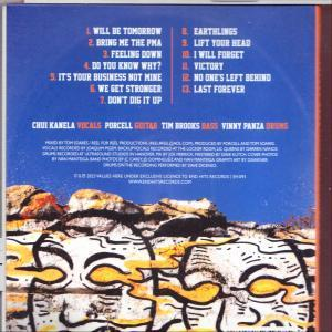 Album-Rückseite mit Songtiteln und Interpretenangaben vor einer Landschaft.