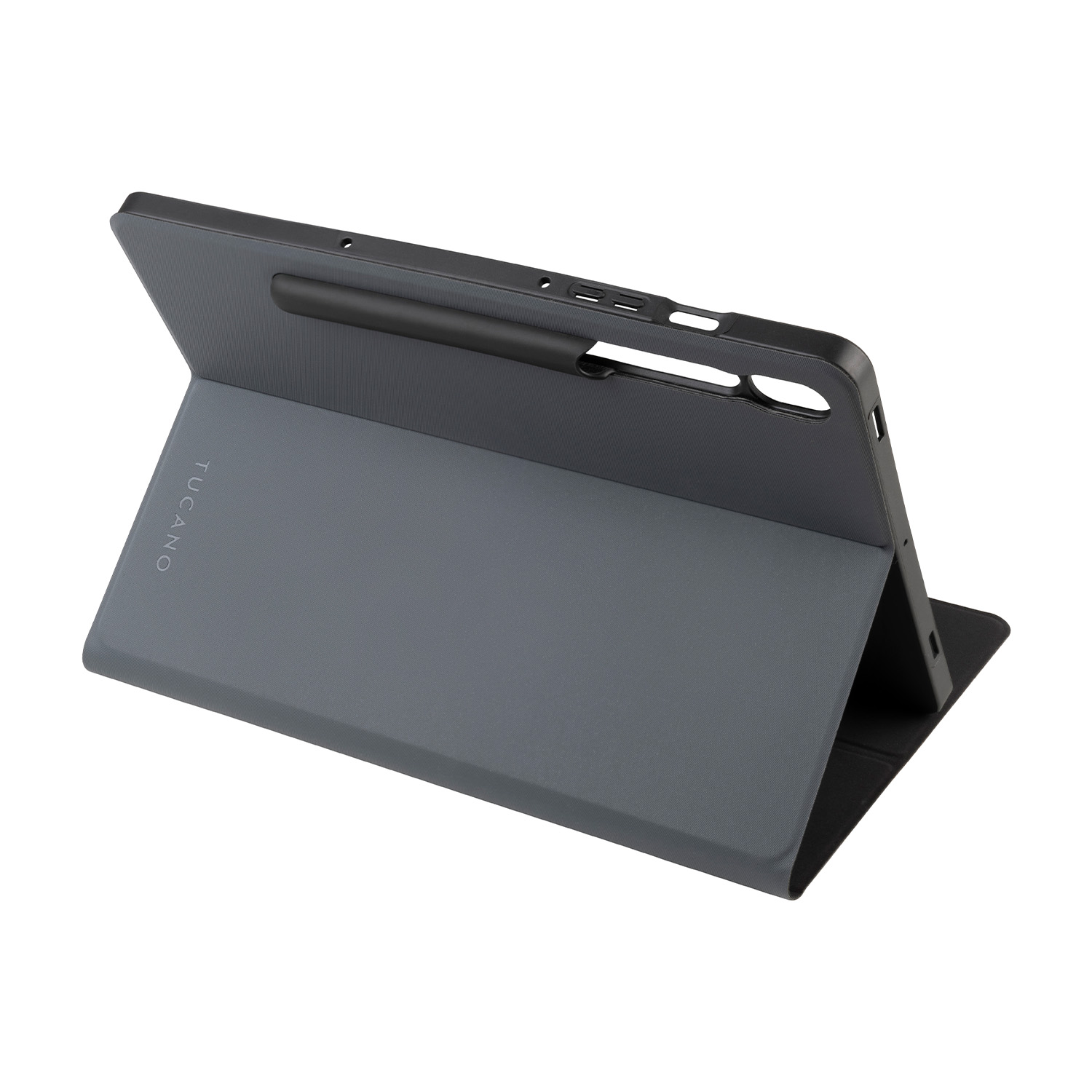 Custodia grigia per tablet con penna nera. Il tablet mostra la parola 'TUCANO'. Sfondo bianco.
