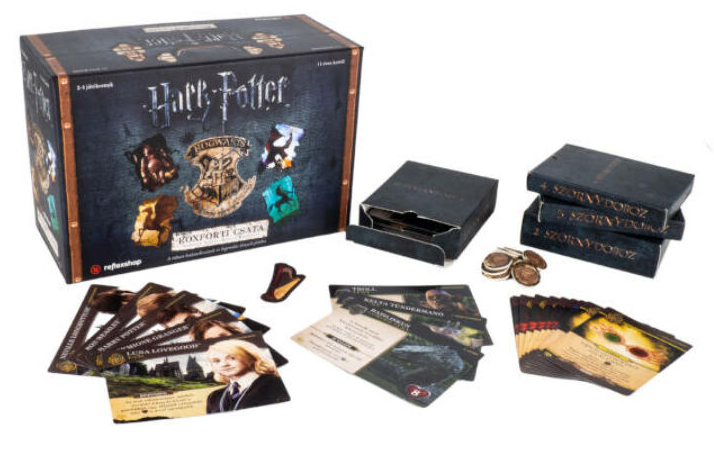 Dobozos Harry Potter társasjáték kártyákkal, kockákkal és zsetonokkal. A dobozon a Roxfort címere látható.