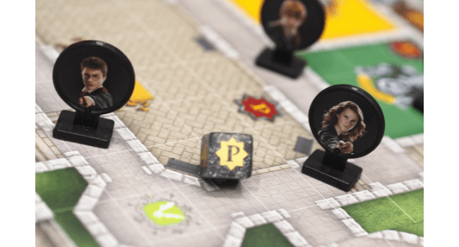 Harry Potter társasjáték Harry, Hermione és Ron figuráival a táblán.