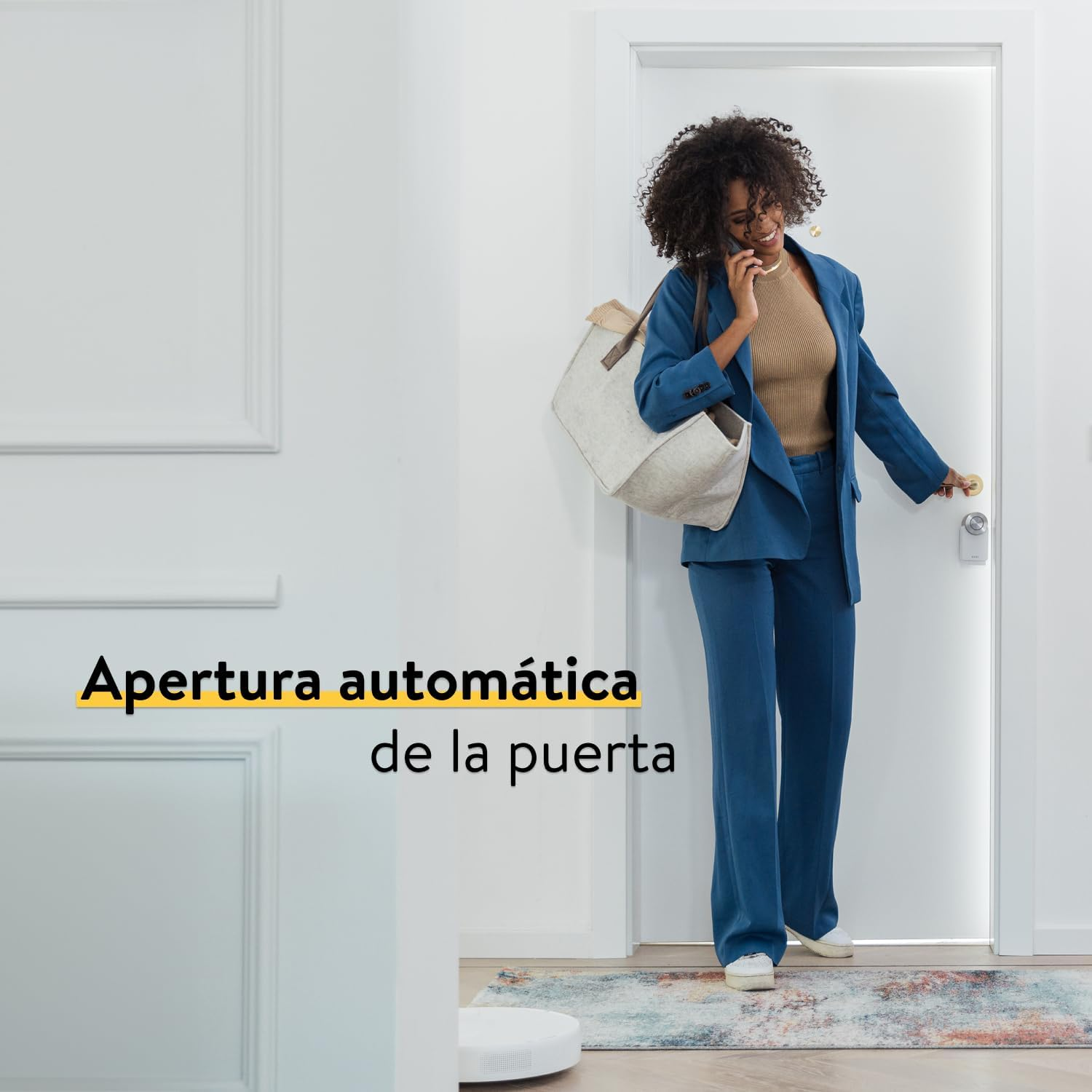 Mujer en traje azul abre puerta blanca, hablando por teléfono. Texto: Apertura automática de la puerta.