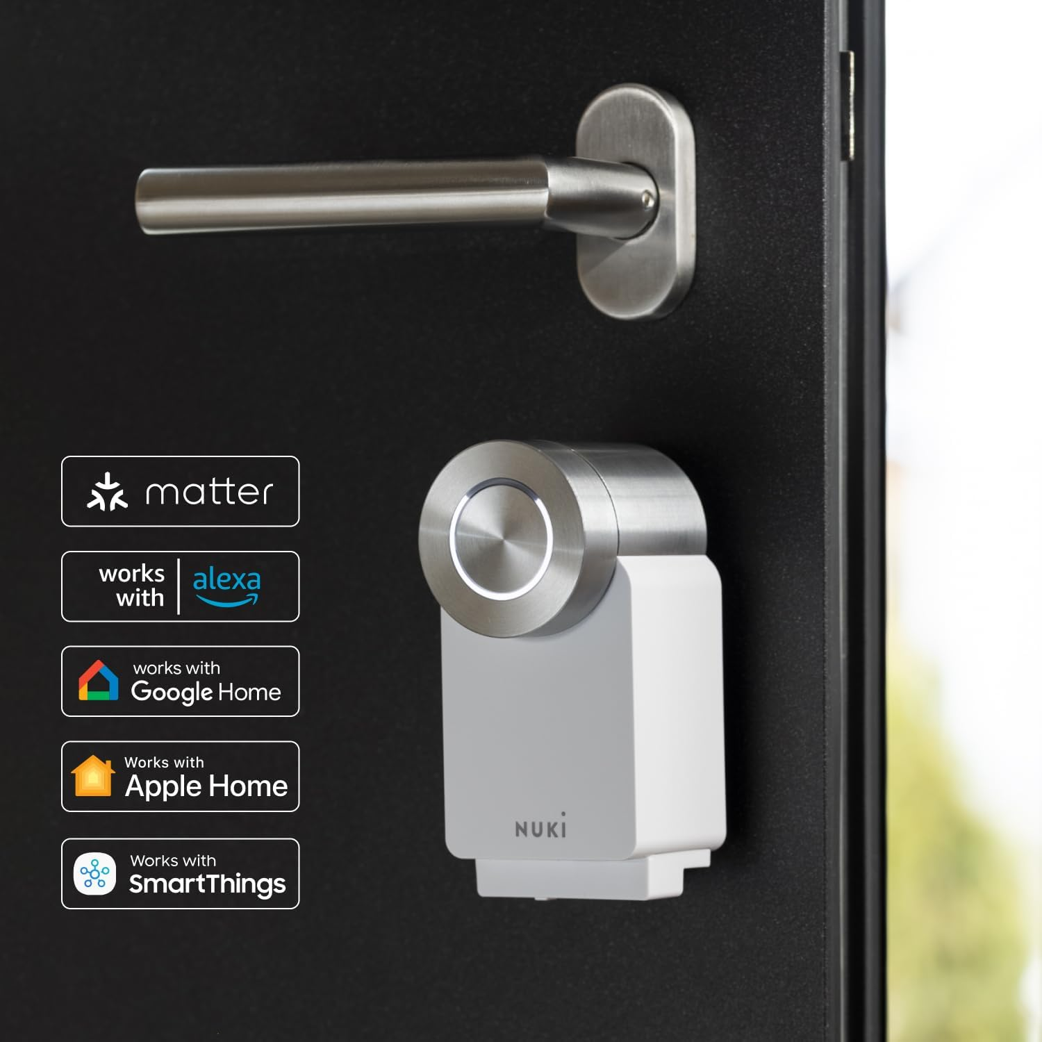 Puerta con cerradura inteligente, manija plateada. Logos: Matter, Alexa, Google Home, Apple Home, SmartThings.