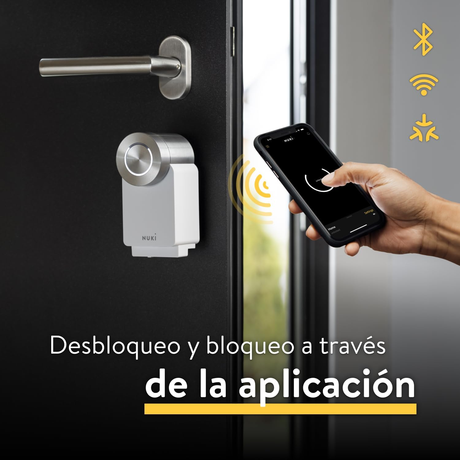 Una persona desbloquea una puerta con un teléfono inteligente.