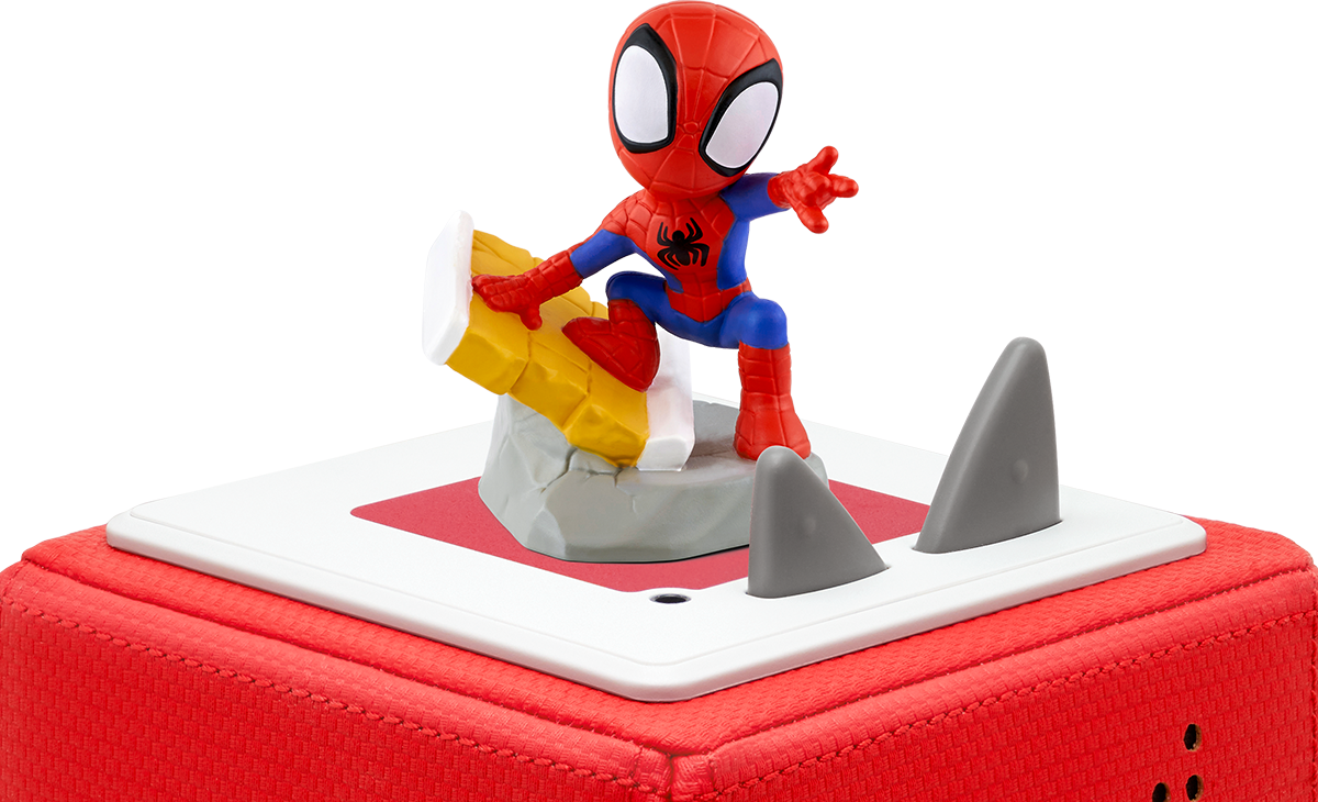 Spider-Man-Spielzeug auf einem roten Würfel mit Haifischflossen. Ein Spielzeug befindet sich auf einer weißen und roten Oberfläche.