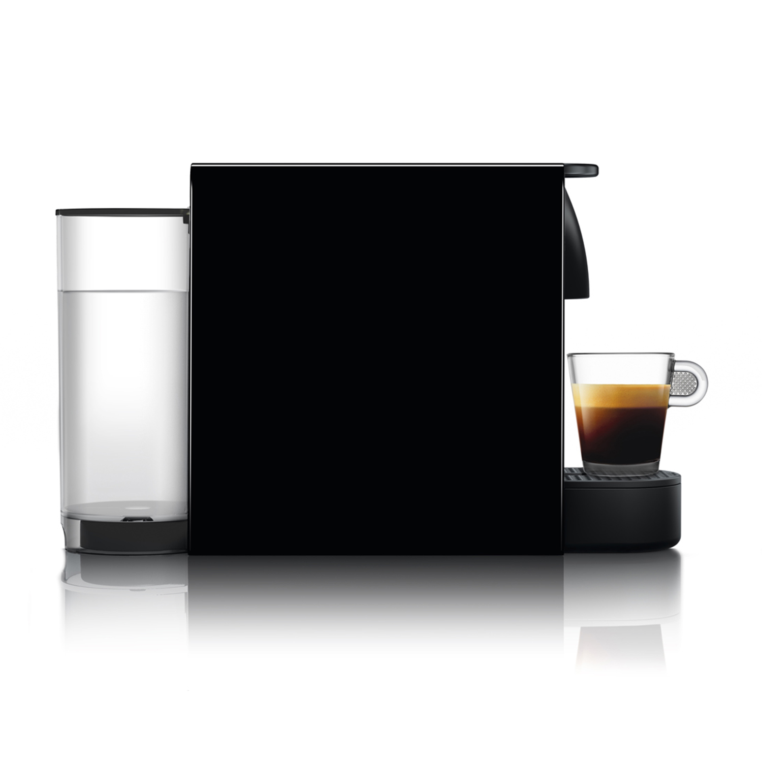 Macchina per espresso nera con serbatoio dell'acqua e tazza di vetro su bianco.