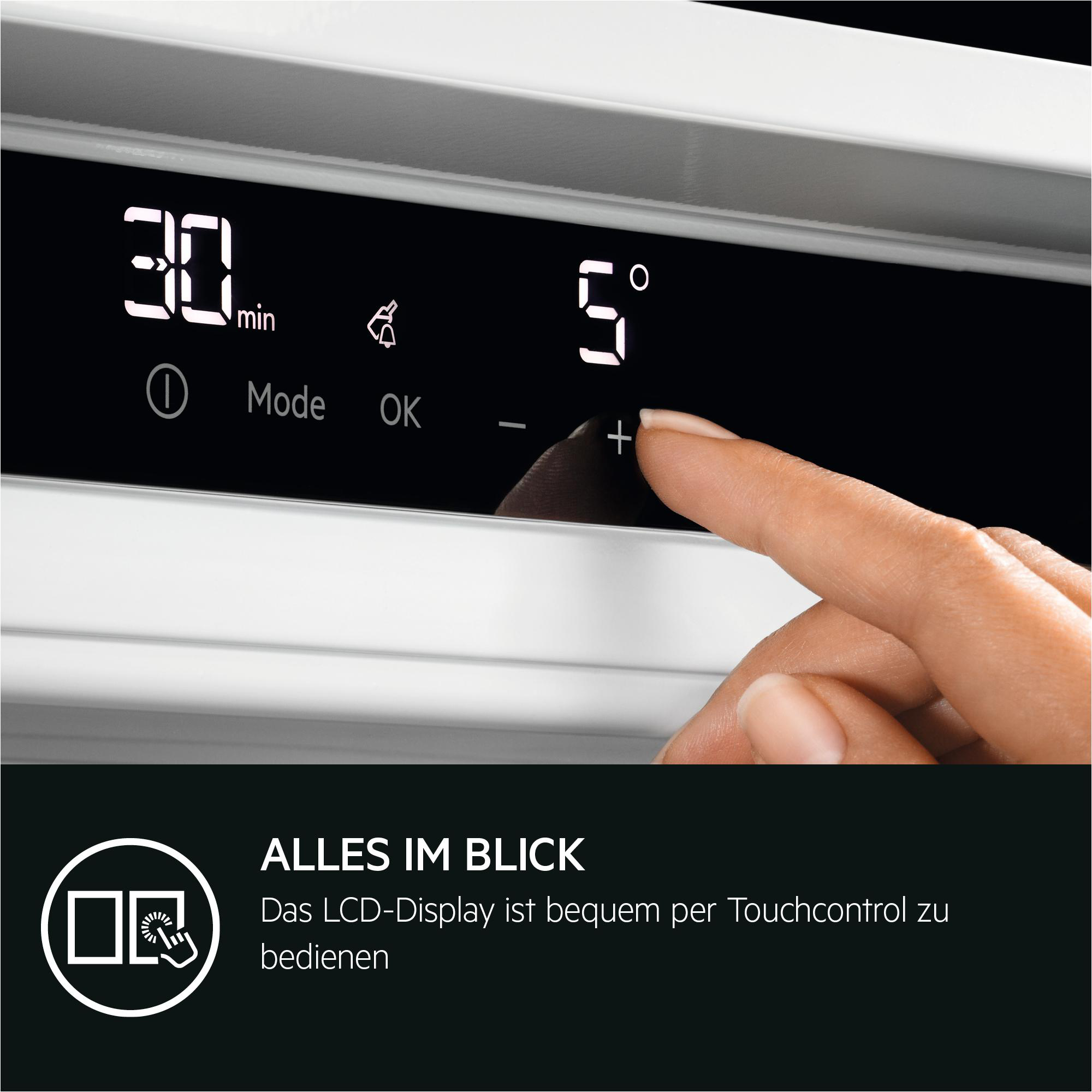 Nahaufnahme einer Hand, die ein digitales Display an einem weißen Gerät berührt.