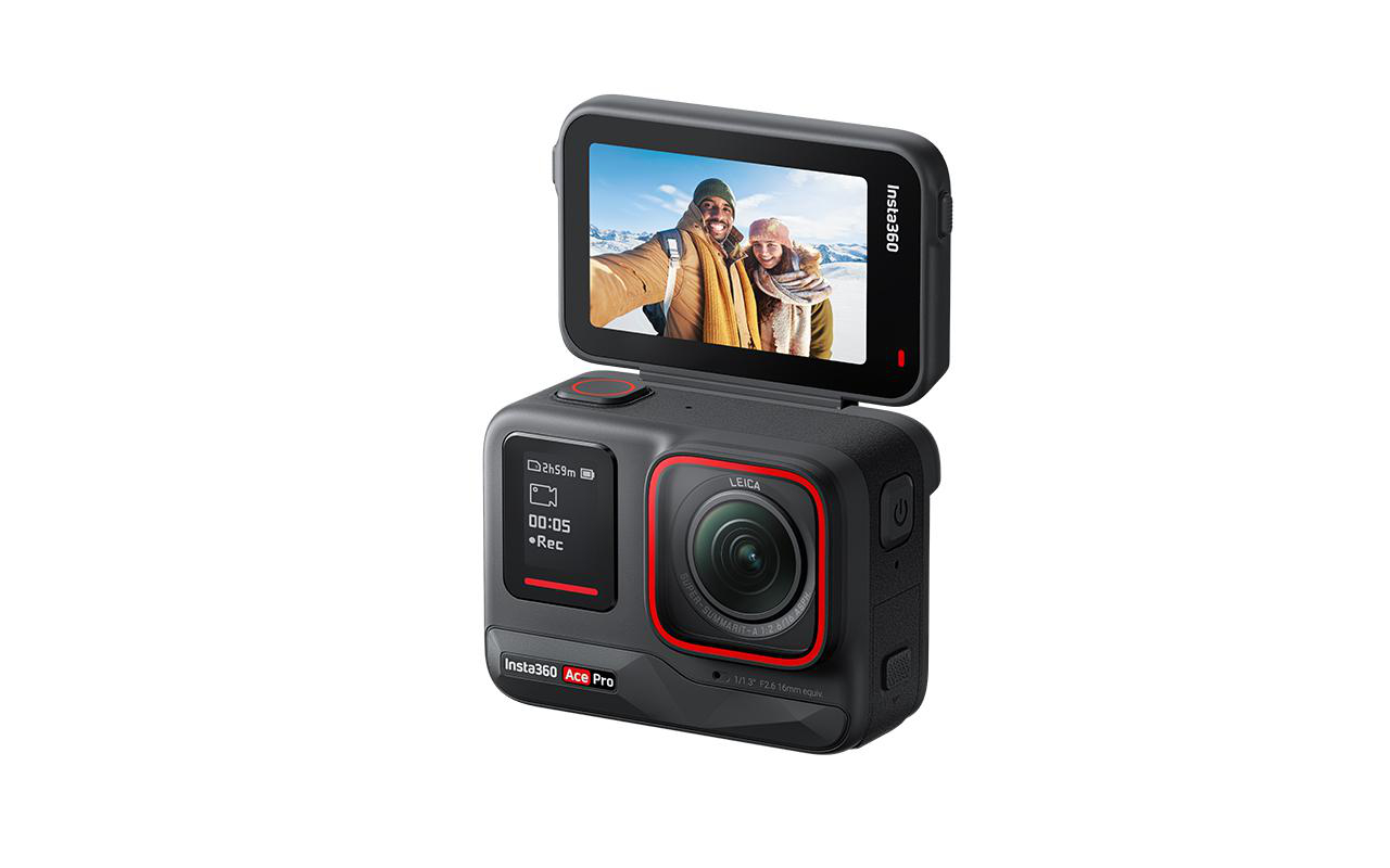 Insta360 Ace Pro Kamera mit hochklappbarem Bildschirm, zeigt ein Paar. Roter Rahmen um die Linse.
